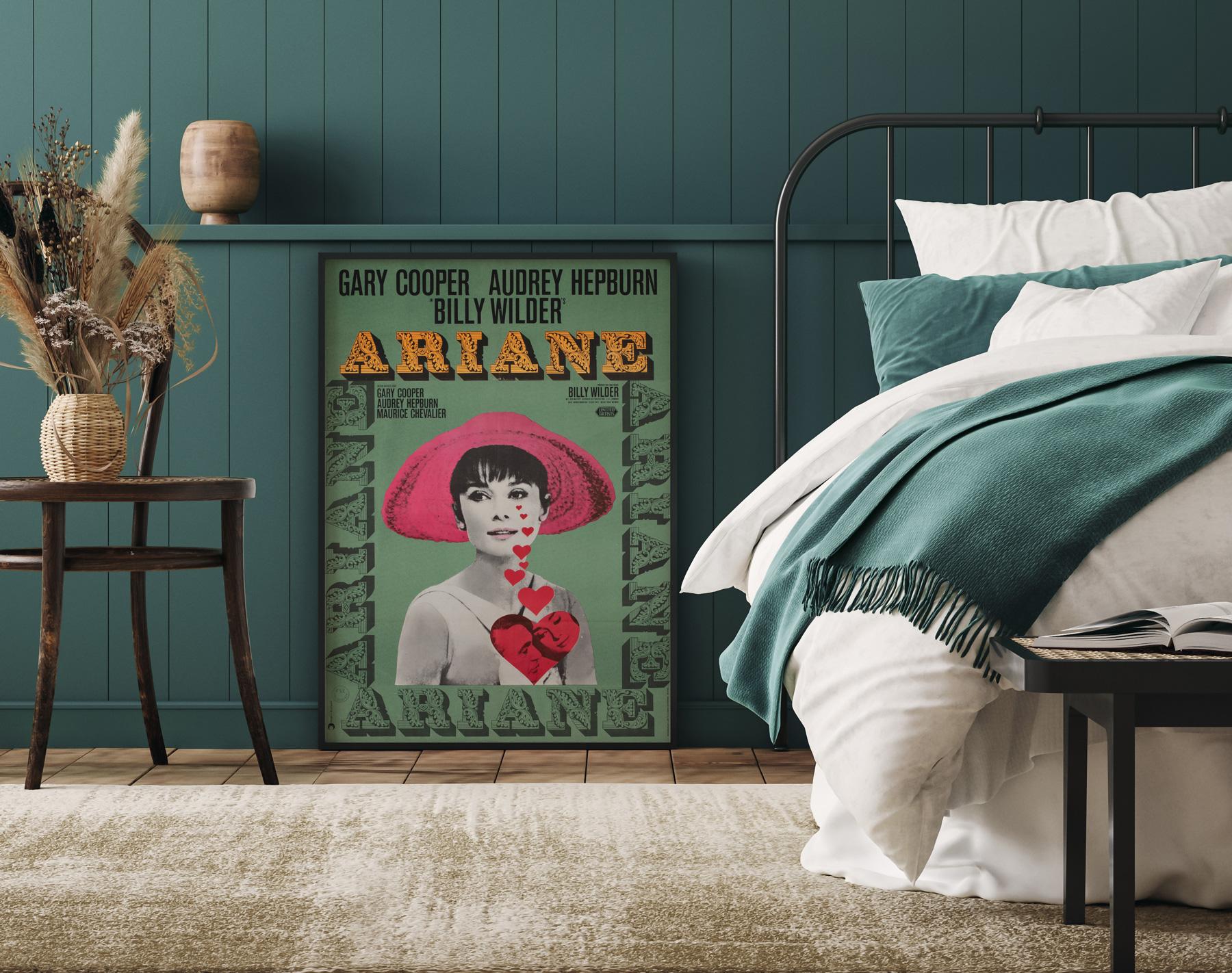 Nous adorons le graphisme de cette affiche de réédition allemande des années 60 pour le classique de Billy Wilder, L'amour dans l'après-midi, avec Gary Cooper et Audrey Hepburn. Superbe design.

Cette affiche de film vintage a une taille de 23 1/4 x