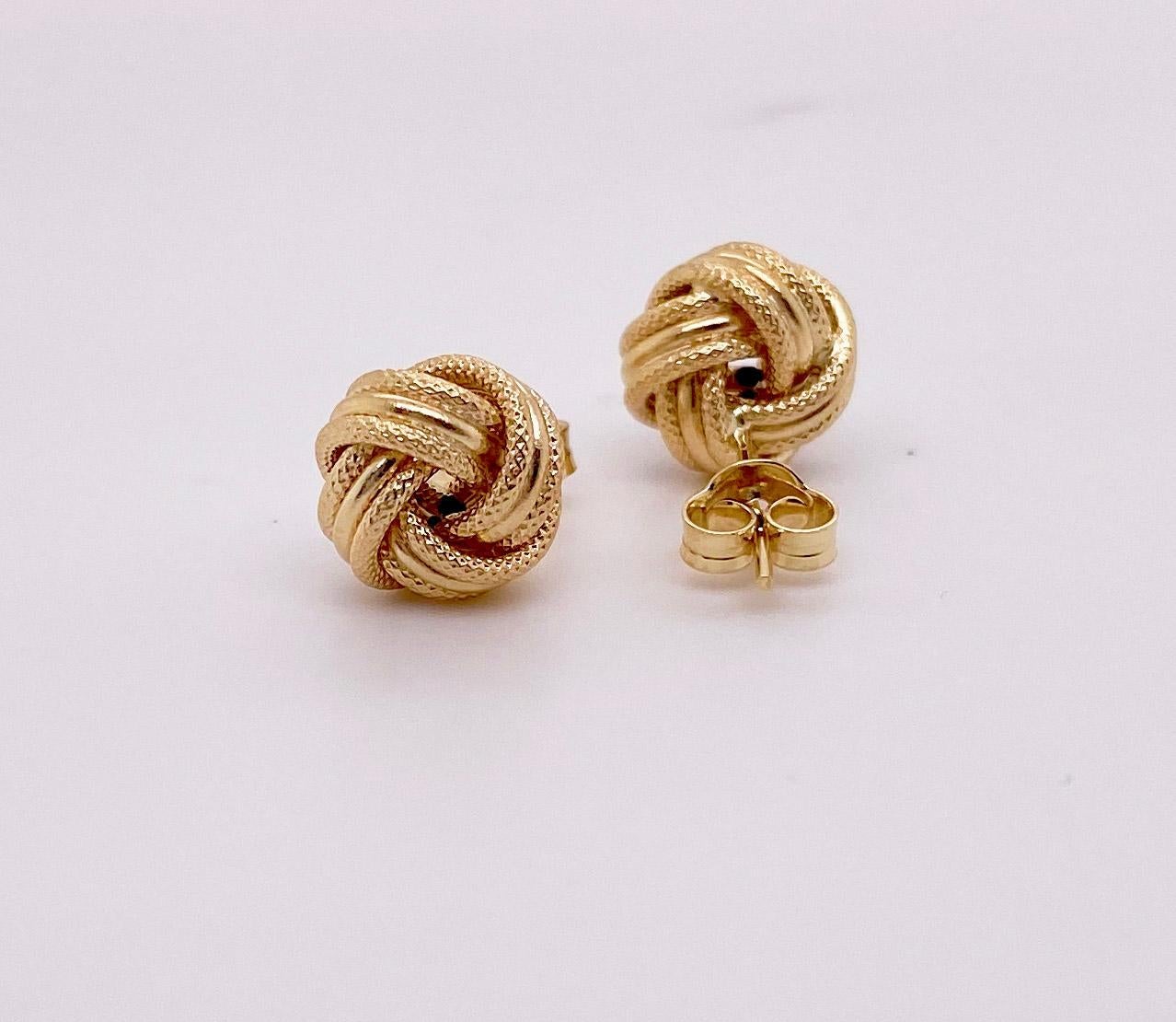 Love Knot Ohrring in 14K Gold Ohrstecker, strukturierte Love Knot Post Ohrringe (Moderne) im Angebot