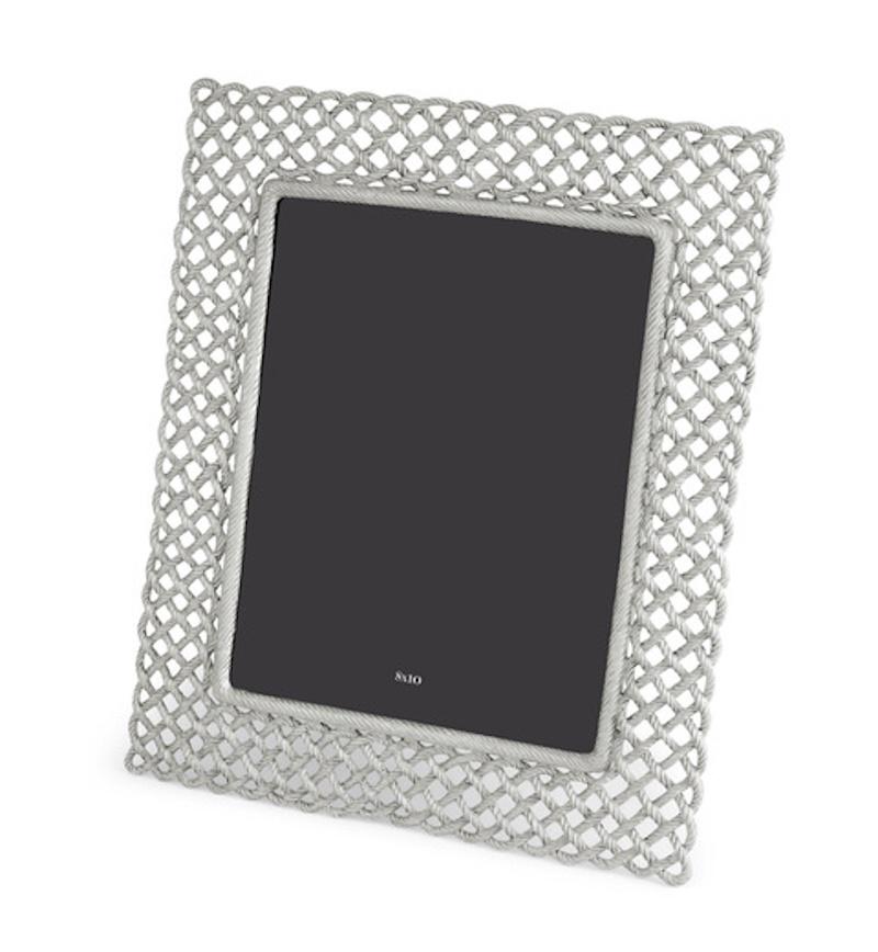 Love Knot photo frame in silver metal, large size model.

Show off your most beautiful moments in the Love Knot photo frame, designed with intricate silver metal detailing. The photo frame features an intricate latticework pattern and an elegant