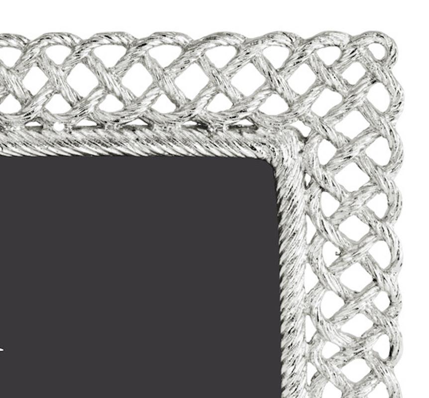 Marco de fotos Nudo de amor en metal plateado, modelo mediano.

Presume de tus momentos más bonitos en el marco de fotos Nudo de amor, diseñado con intrincados detalles en metal plateado. El marco de fotos presenta un intrincado diseño de celosía y
