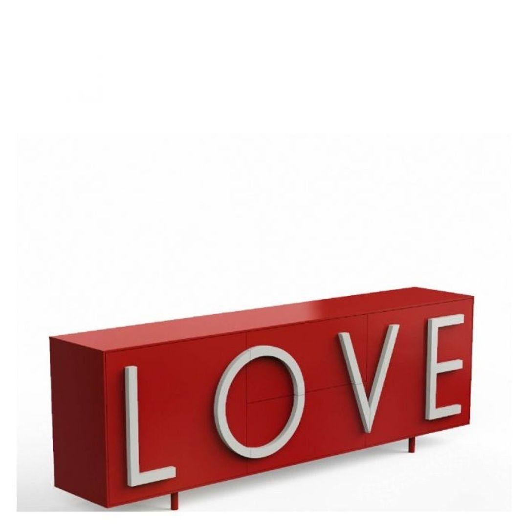 Mit seiner charakteristischen und faszinierenden Form ist der LOVE-Schrank ein ausdrucksstarkes Plakat, ein zweidimensionales Poster, das von der Liebe spricht. Die Verbindung zwischen Ästhetik und Funktion macht die Linien dreidimensional,