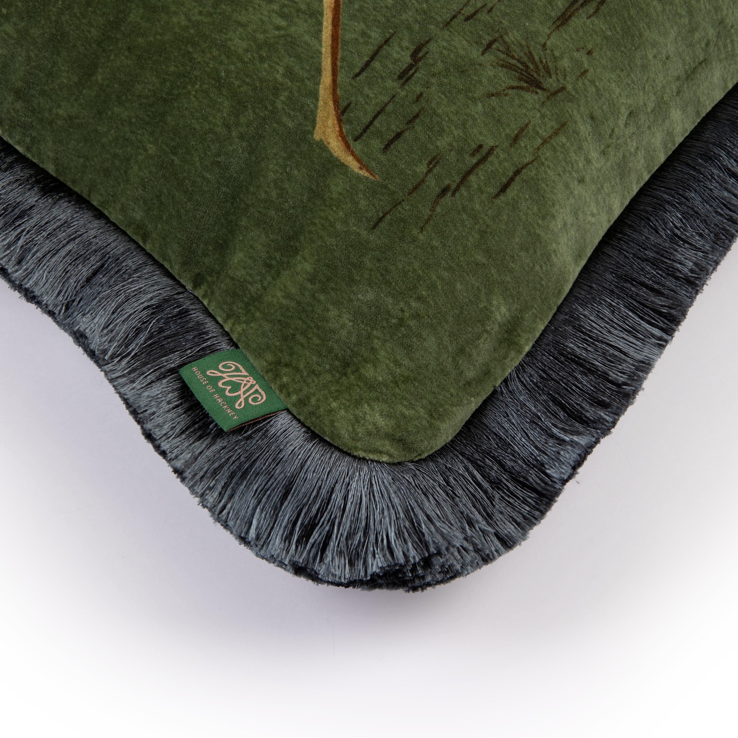 Abraza el romanticismo del pasado con LA CARTA DE AMOR, una lujosa almohada que te transporta a los años 50. Fabricado en suntuoso terciopelo verde y relleno de lana de origen responsable, este cojín es el complemento perfecto para cualquier