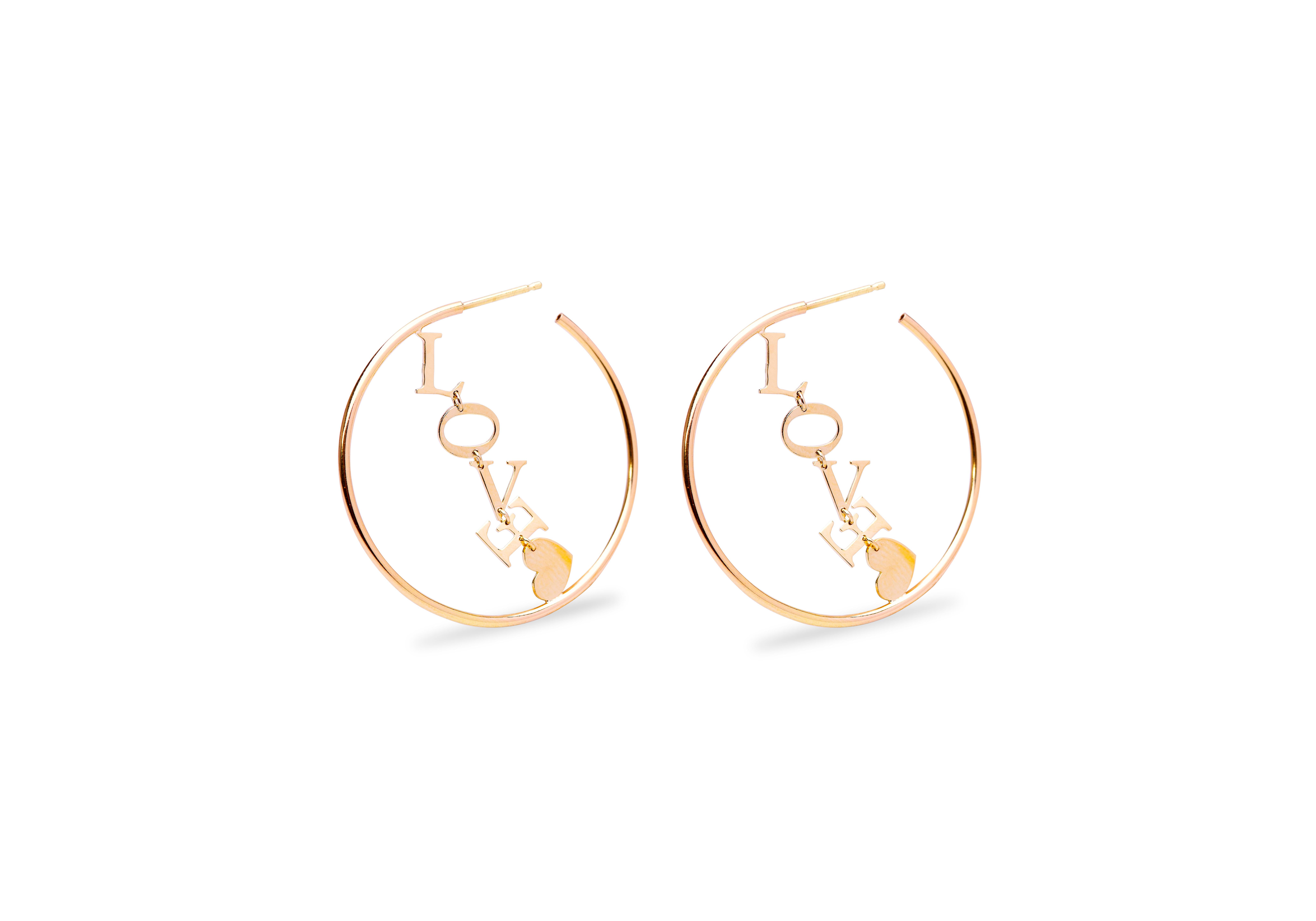 Pendientes de diseño artesanal Love 18K Yellow Gold Letters Circle Hoops en venta 2