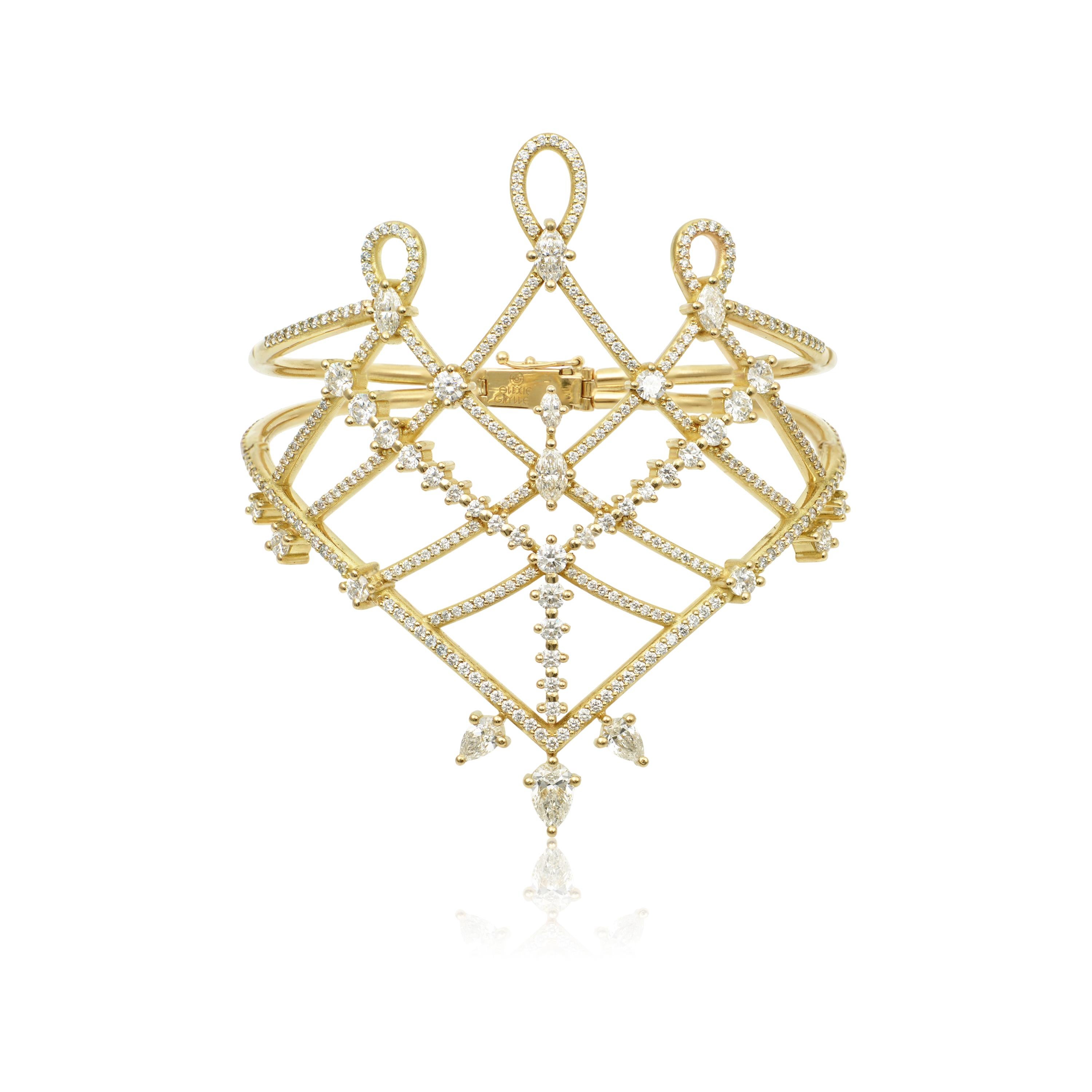 Designer : Alexia Gryllaki

Bracelet d'amour et de lumière

Code barre : ASR0020
Dimensions : 80x78mm (partie supérieure)
Poids : environ 68,9 g

Un bracelet éblouissant qui met en valeur un design complexe animé par l'éclat radieux des diamants.