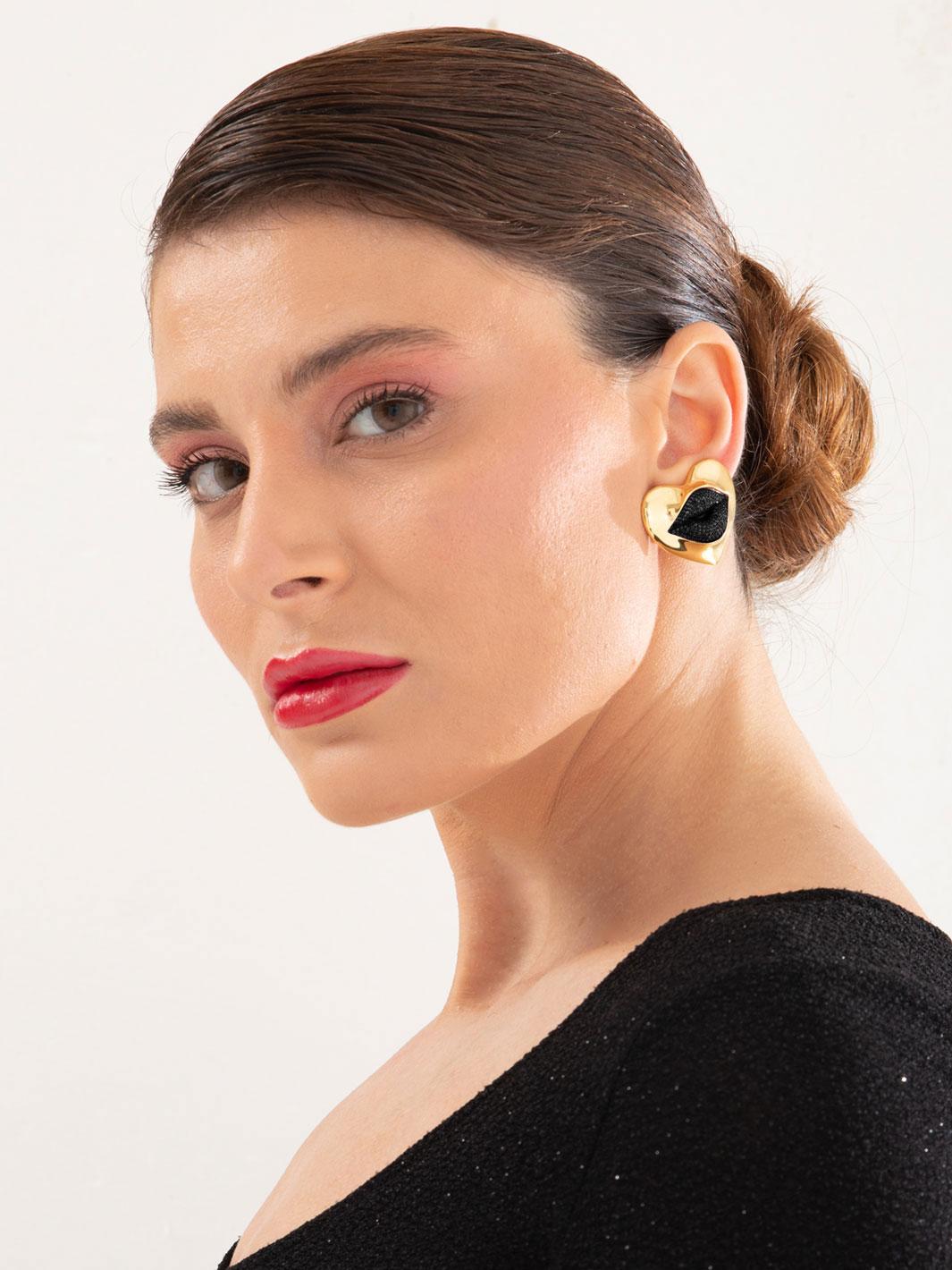 Taille brillant Boucles d'oreilles fantaisie Naimah Love Lips, noires en vente