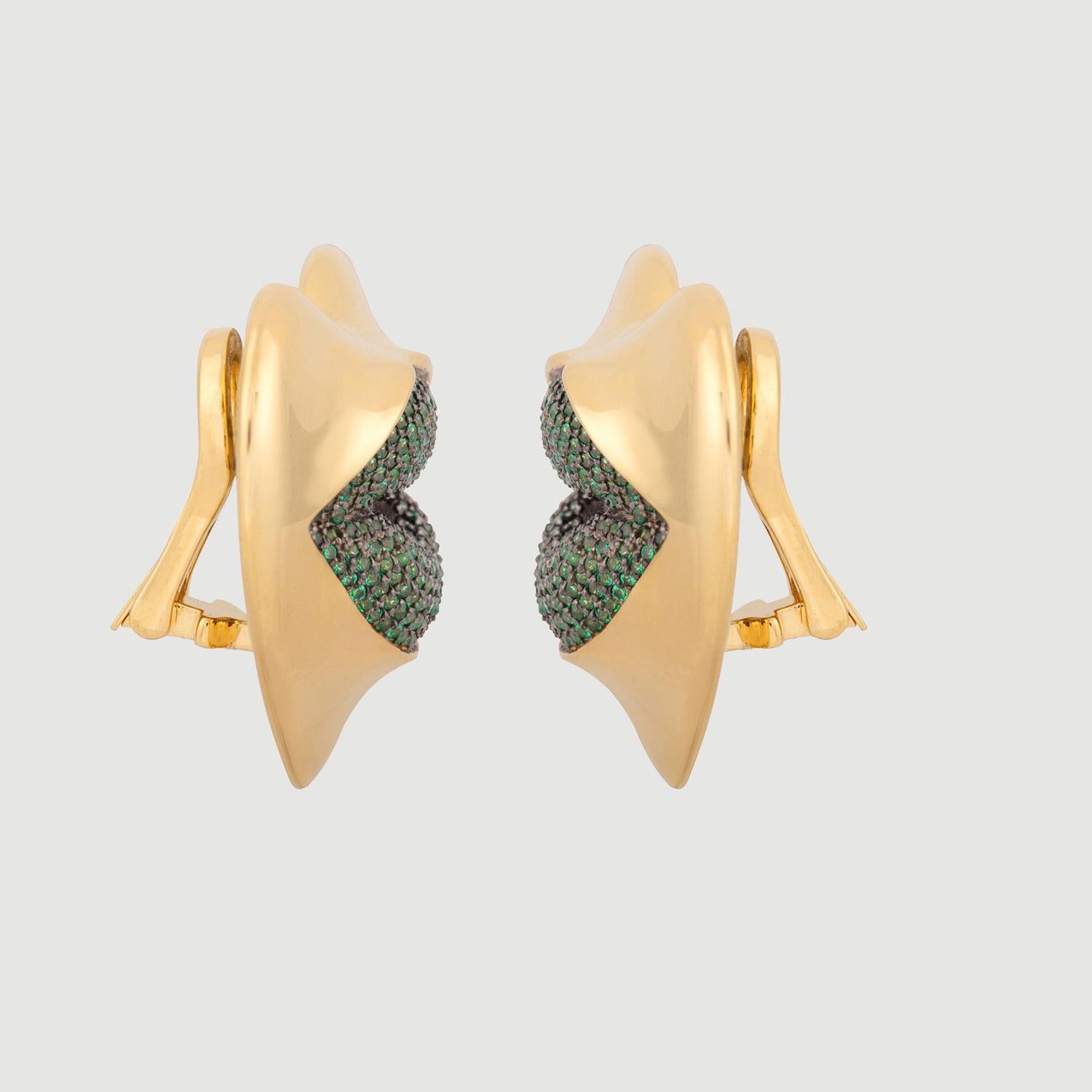 Love starts with the heart and lasts on the lips. These might be the sexiest earrings ever! Our sexy gold statement heart earrings with peridot kisses. Shine your love on!

Composition: Sterling Silver, 18k gold vermeil and Rhodium plated.
Color: