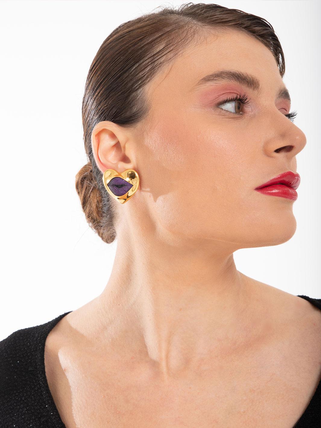 Statement-Ohrringe mit Lippen in Lila (Brillantschliff) im Angebot