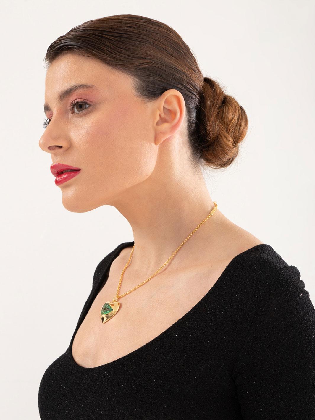 Taille brillant Collier d'affirmation vert « Love Lips » en vente