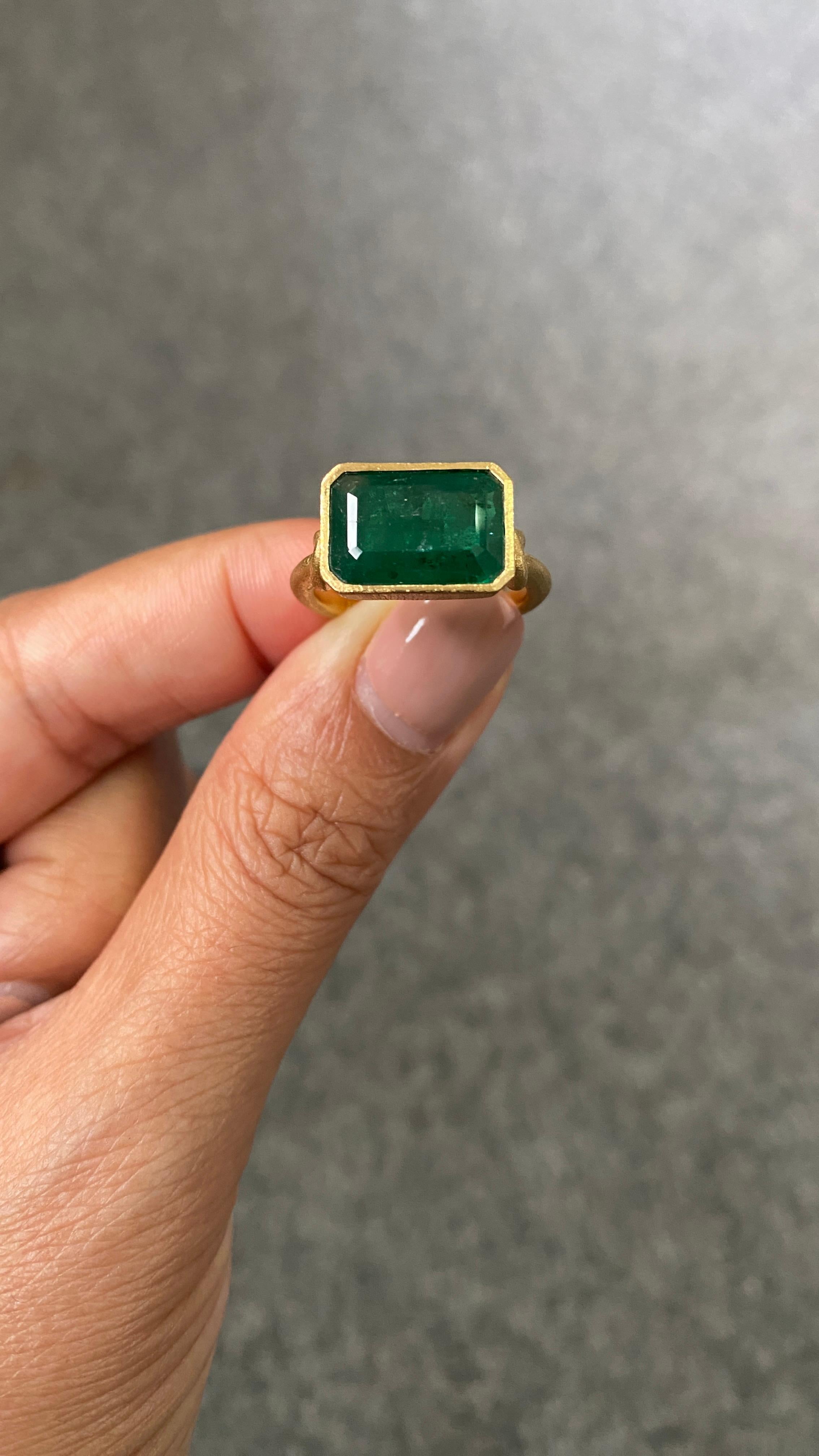Modern Love Me Knot Vintage - Inspired 18K Yellow Gold 5.19 Car Emerald Engagement Ring For Sale