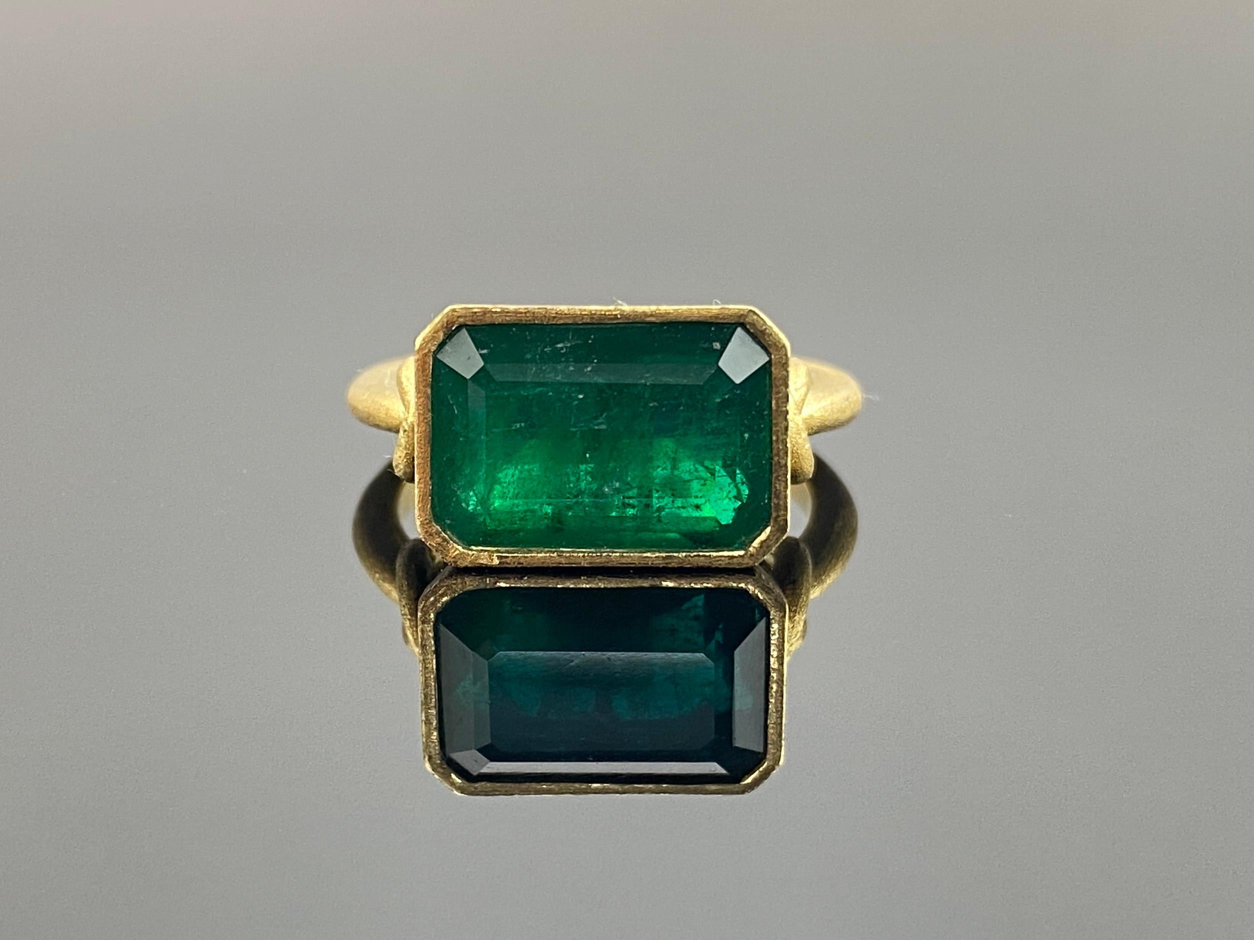 Love Me Knot Vintage - Inspired 18K Yellow Gold 5.19 Car Emerald Engagement Ring In New Condition For Sale In Bangkok, Thailand