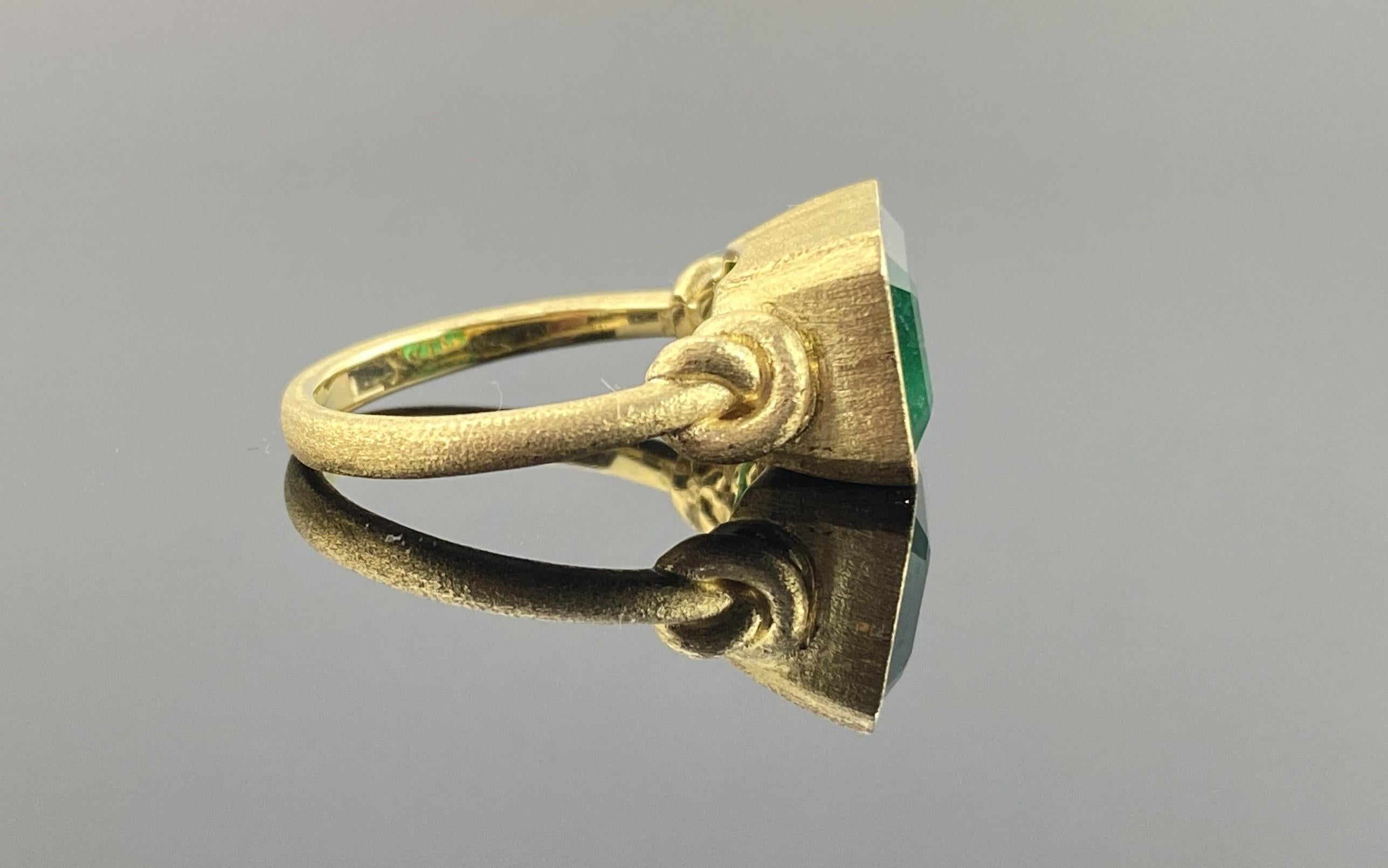 Love Me Knot Vintage - Inspired 18K Yellow Gold 5.19 Car Emerald Engagement Ring For Sale 1