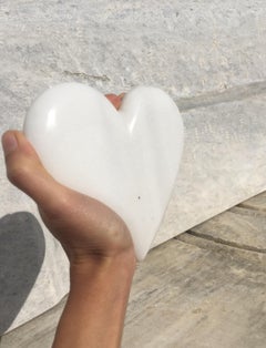 « Love me Now », cadeau en marbre en forme de cœur par On Entropy en marbre blanc