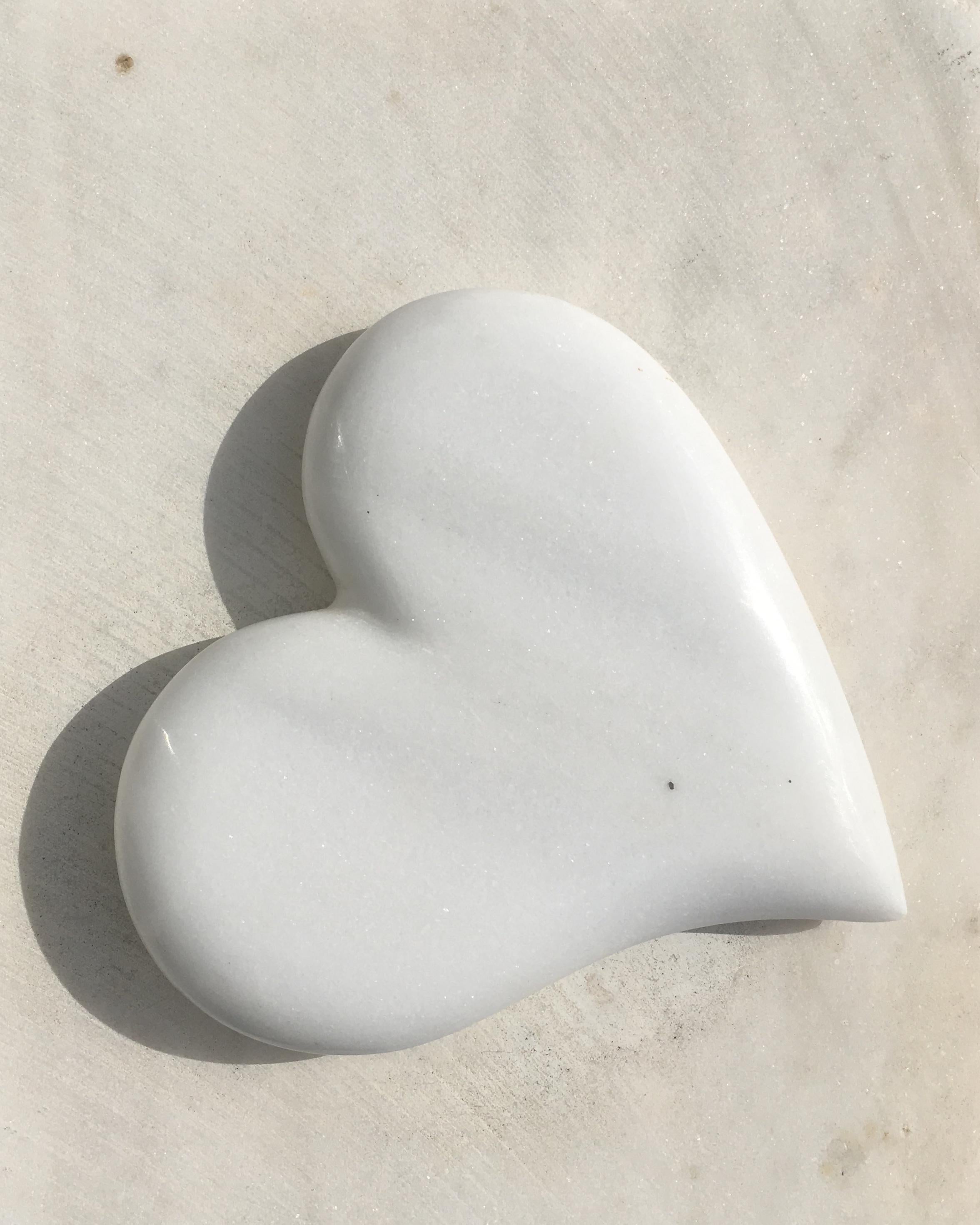 Moderne « Love me Now », cadeau en marbre en forme de cœur par On Entropy en marbre blanc en vente