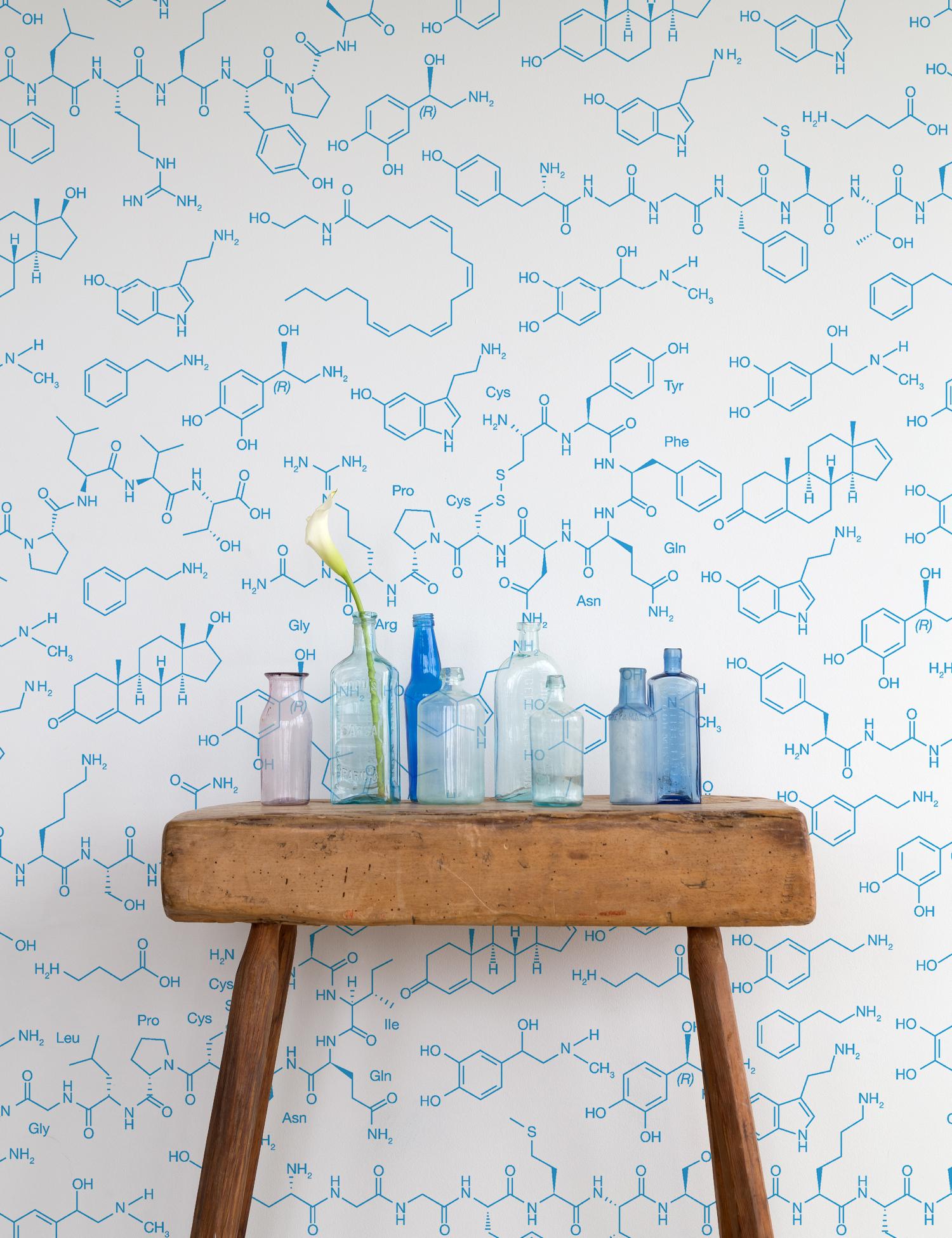 Love Molecules Designer-Tapete in Azzurro 'Rubinblau auf weichem Weiß' (21. Jahrhundert und zeitgenössisch) im Angebot