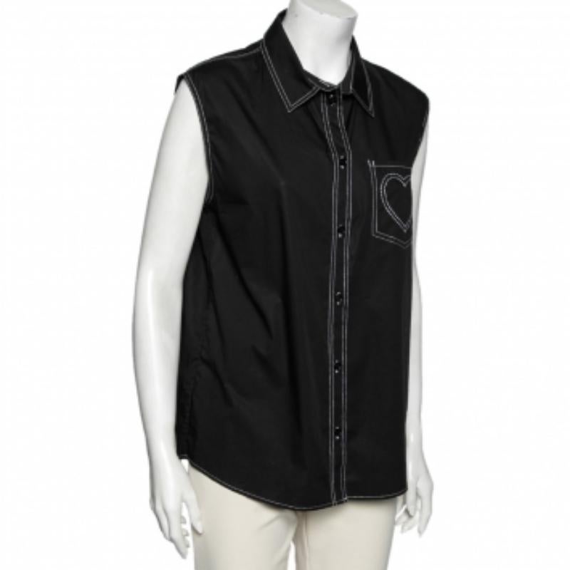 Questa camicia di Love Moschino aggiungerà stile e comfort al tuo abbigliamento. È realizzata in tessuto di cotone nero e presenta un cuore ricamato sul davanti. È dotato di chiusure con bottoni e di uno stile senza maniche. Indossa questa camicia