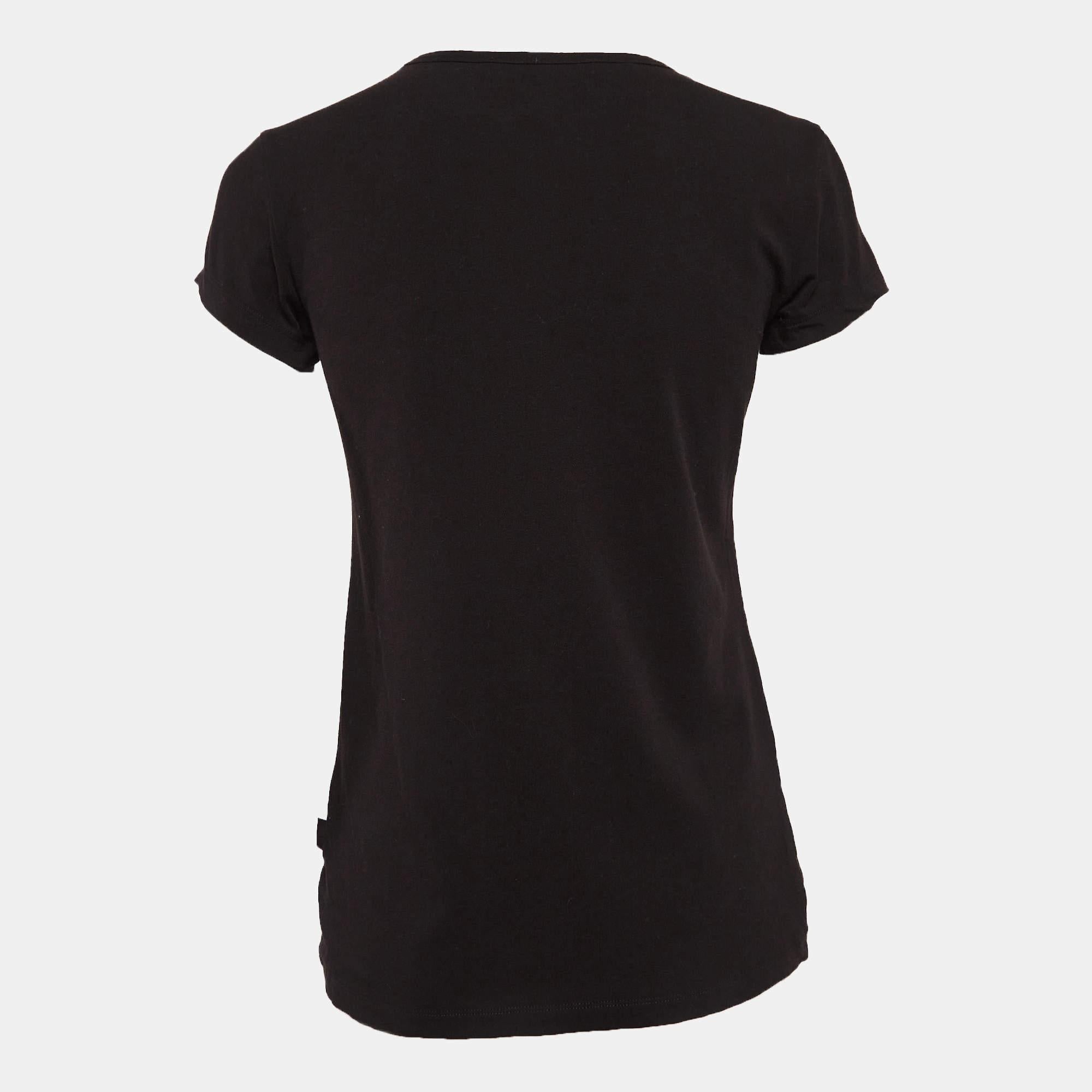 Ob Sie mit Freunden ausgehen oder einfach nur faulenzen wollen, dieses T-Shirt ist vielseitig einsetzbar und lässt sich auf viele Arten stylen. Es wurde aus feinem Stoff hergestellt.