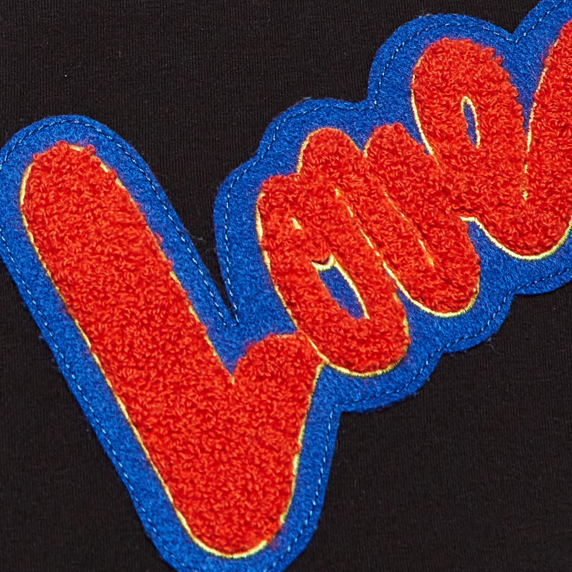 Love Moschino Schwarzes T-Shirt aus Baumwollstrick mit Love Patch-Details S im Zustand „Gut“ im Angebot in Dubai, Al Qouz 2
