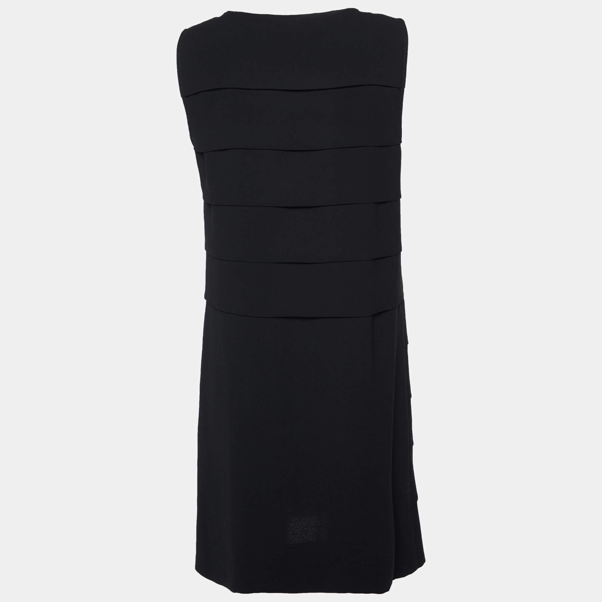 La raffinata maestria e la silhouette femminile di questo abito firmato mostrano l'impeccabile maestria sartoriale dell'etichetta. È cucito con materiali di qualità, ha una buona vestibilità e può essere facilmente abbinato ad accessori chic come