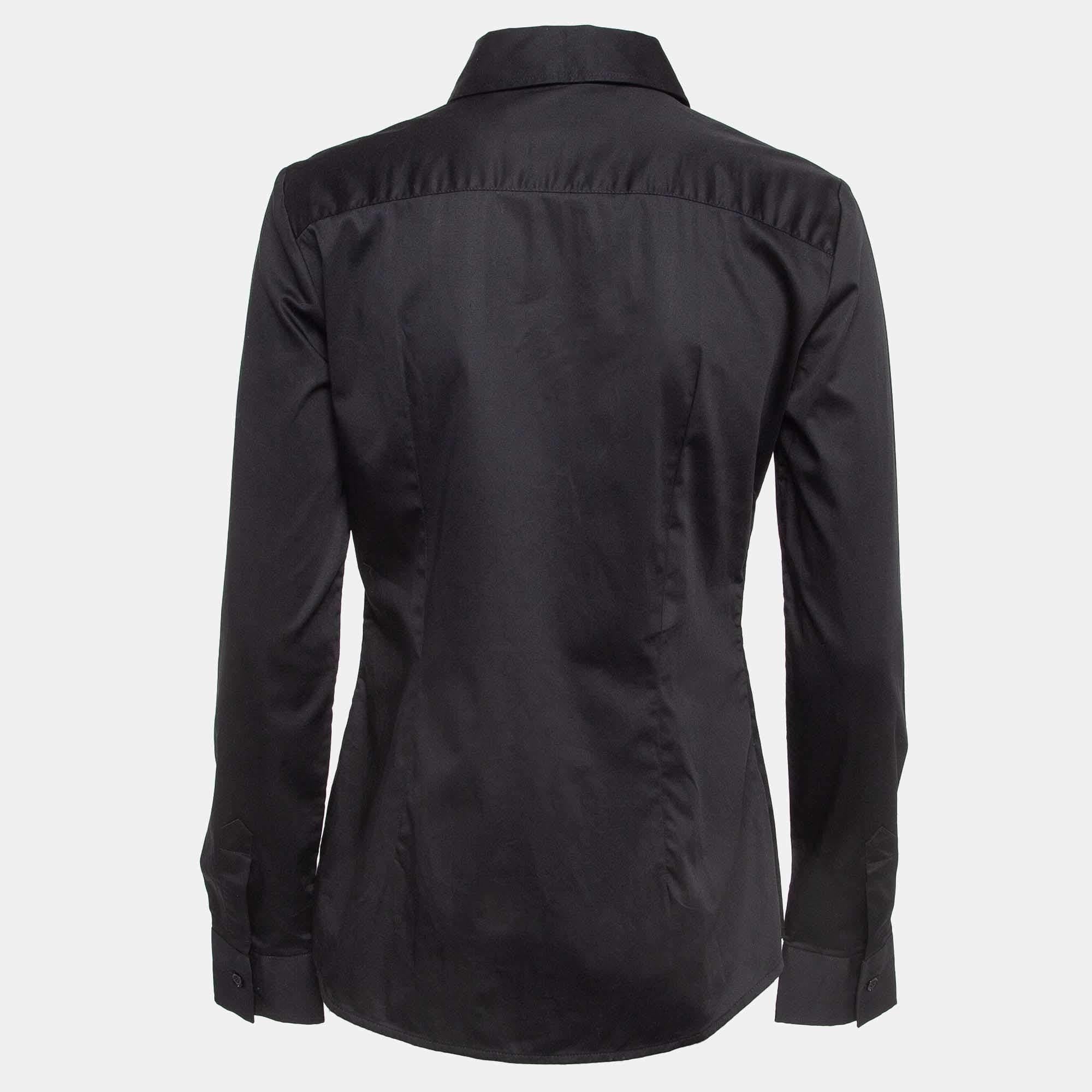 Questa camicia firmata è favolosa. È realizzata con materiali pregiati e presenta una silhouette aderente. Abbinalo a pantaloni e mocassini per un ensemble di tendenza.