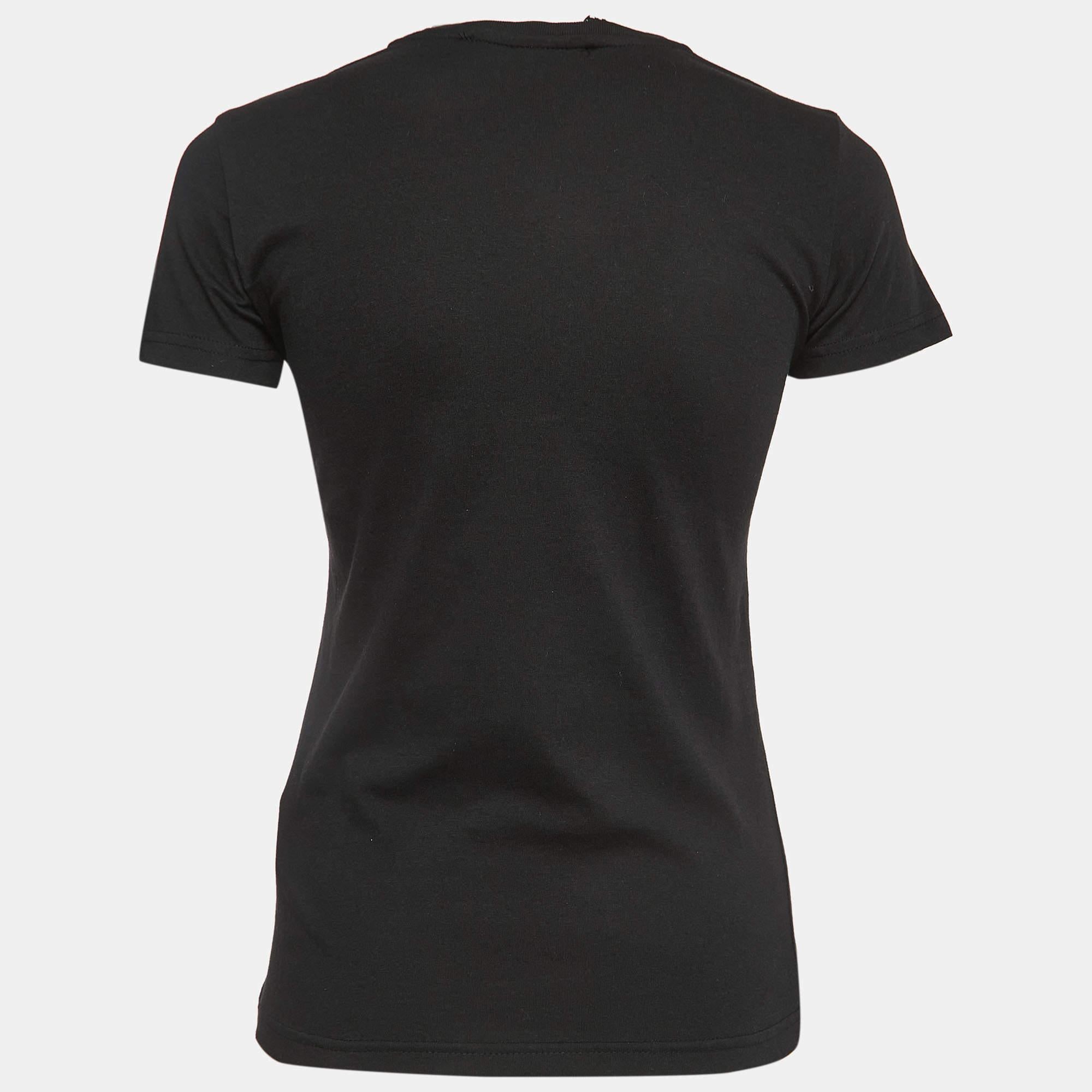 Parfait pour les sorties décontractées ou les courses, ce T shirt est la meilleure pièce pour se sentir à l'aise et élégant. Il arbore une teinte attrayante et une coupe décontractée.
