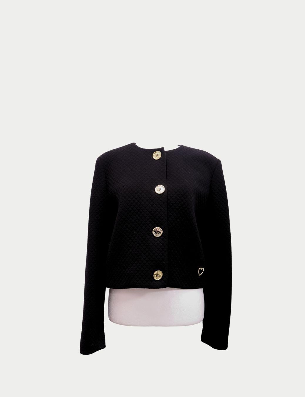Love Moschino - Veste matelassée noire avec boutons en forme de cœur dorés

Élevez votre élégance quotidienne avec cette veste matelassée noire Love Moschino, une pièce chic qui incarne la sophistication ludique de la marque italienne. Fabrice en
