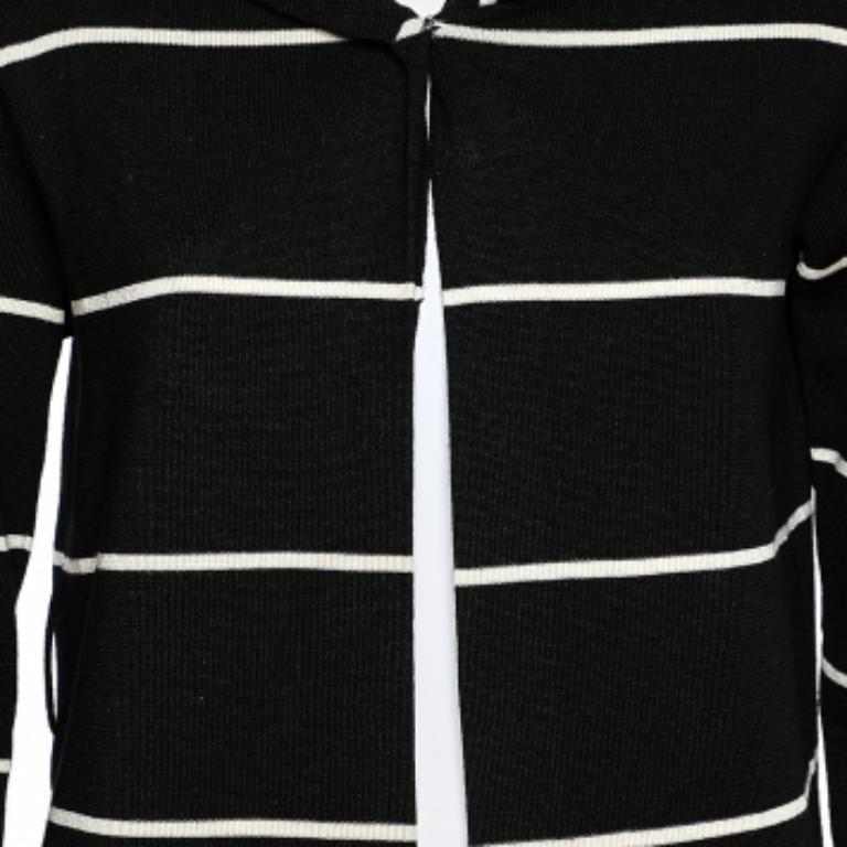 Este invierno, renueva tu estilo añadiendo a tu colección este magnífico abrigo de longitud media de Love Moschino. Se ha cosido utilizando lana negra a rayas y viene con un cierre abotonado y una capucha.