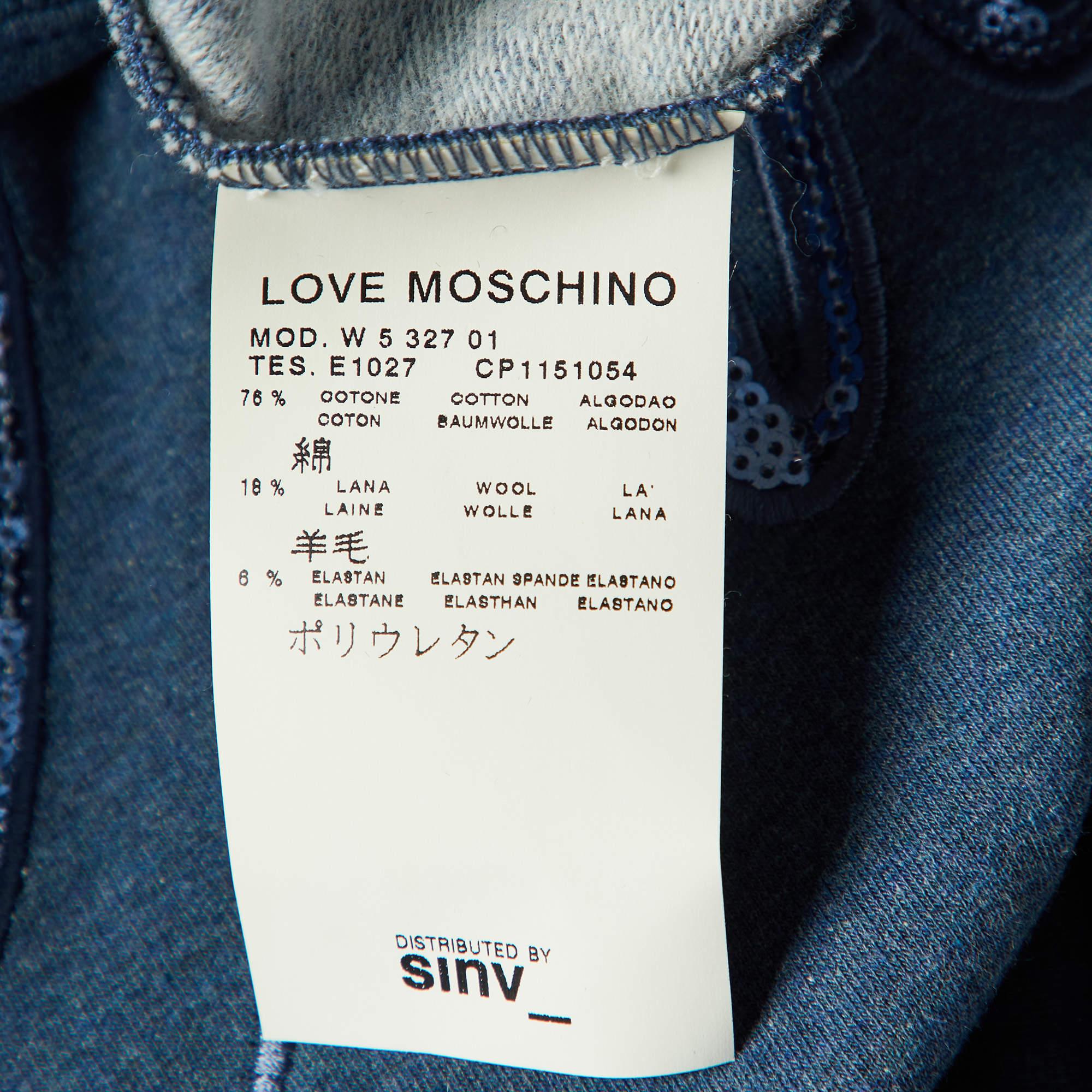 Love Moschino Blaues Baumwollstrick-Pullover-Minikleid mit Pailletten-Logo bestickt, M im Angebot 1