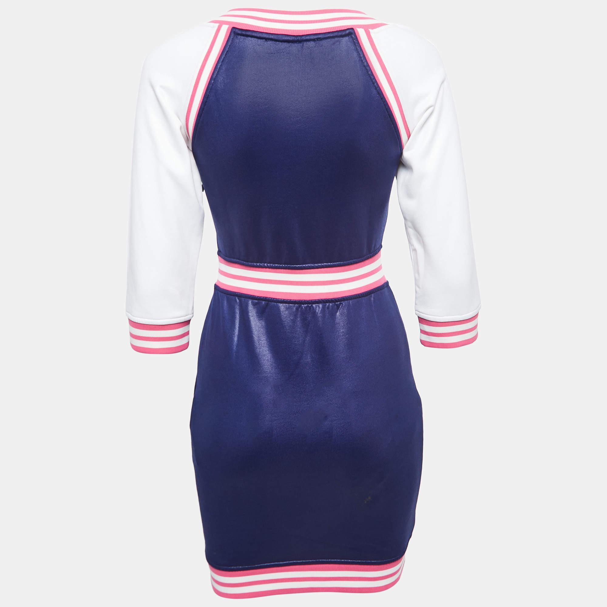 Una sartoria magistrale e una lavorazione impeccabile caratterizzano questo abito di Love Moschino. Il mini abito ha una scollatura a V.  Chiusura a zip  e bordi a costine a contrasto.