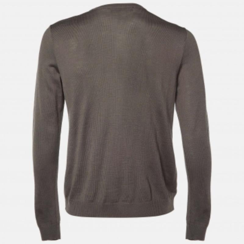 Une sortie hivernale sans pull est pratiquement impossible. Heureusement, un pull élégant comme celui-ci enrichira toujours votre tenue sans effort. Conçu avec des tissus de qualité, ce pull est à la fois confortable et élégant.