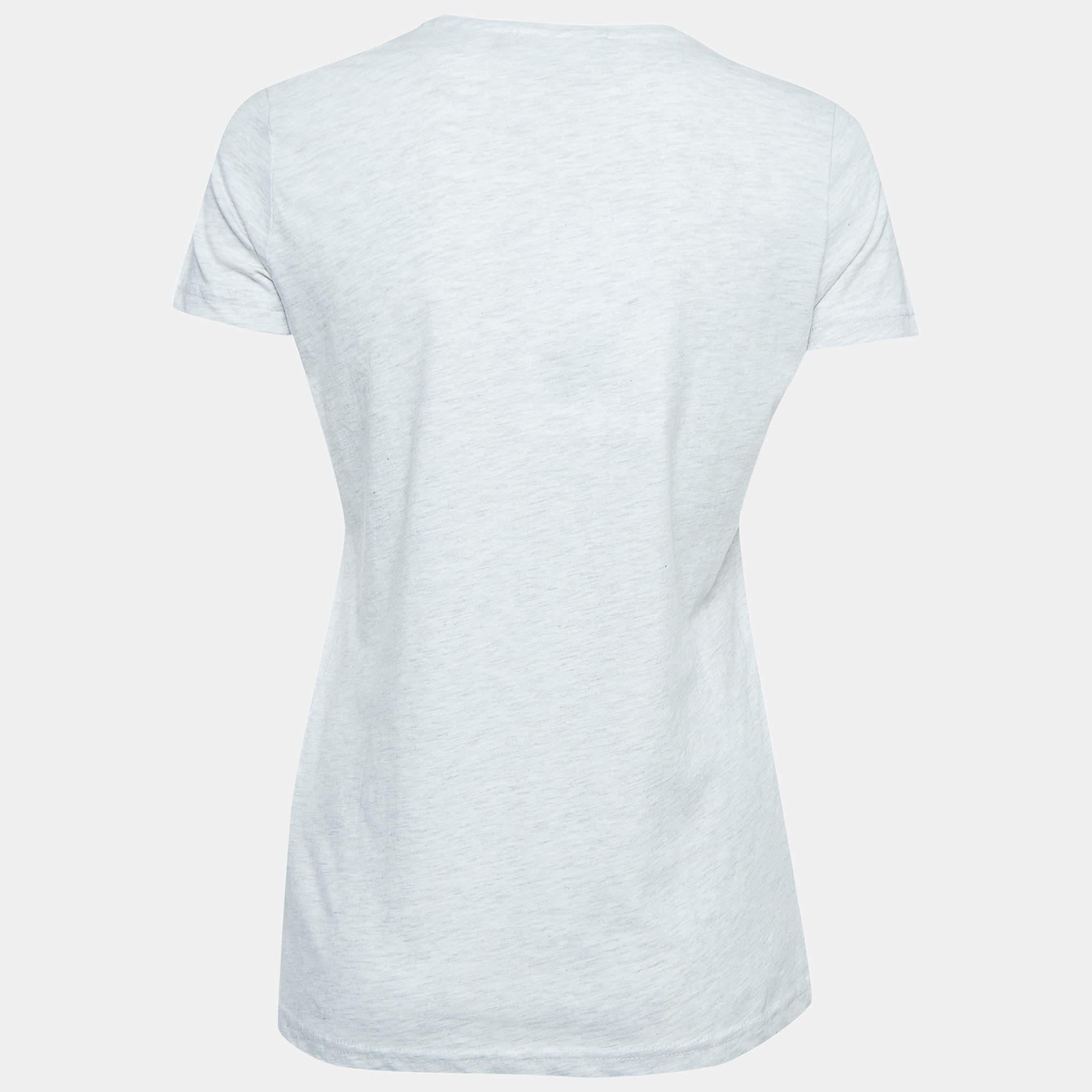 Das Love Moschino-T-Shirt ist der Inbegriff lässiger Eleganz. Sie ist aus hochwertiger Baumwolle gefertigt und in einem schlichten Grauton mit dem kultigen Logoprint der Marke verziert. Sie bietet eine Mischung aus Komfort, Stil und