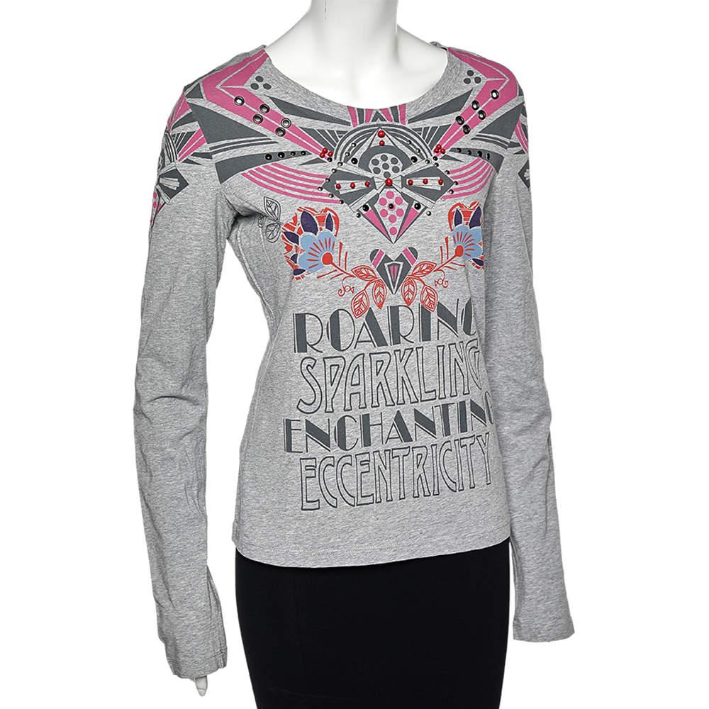 A perfect combination of comfort, luxury, and style, this Love Moschino t-shirt is a must-have piece! Made from cotton in grey color, the creation is elevated by intricate prints. Finished off with a round neckline and long sleeves, it can be styled