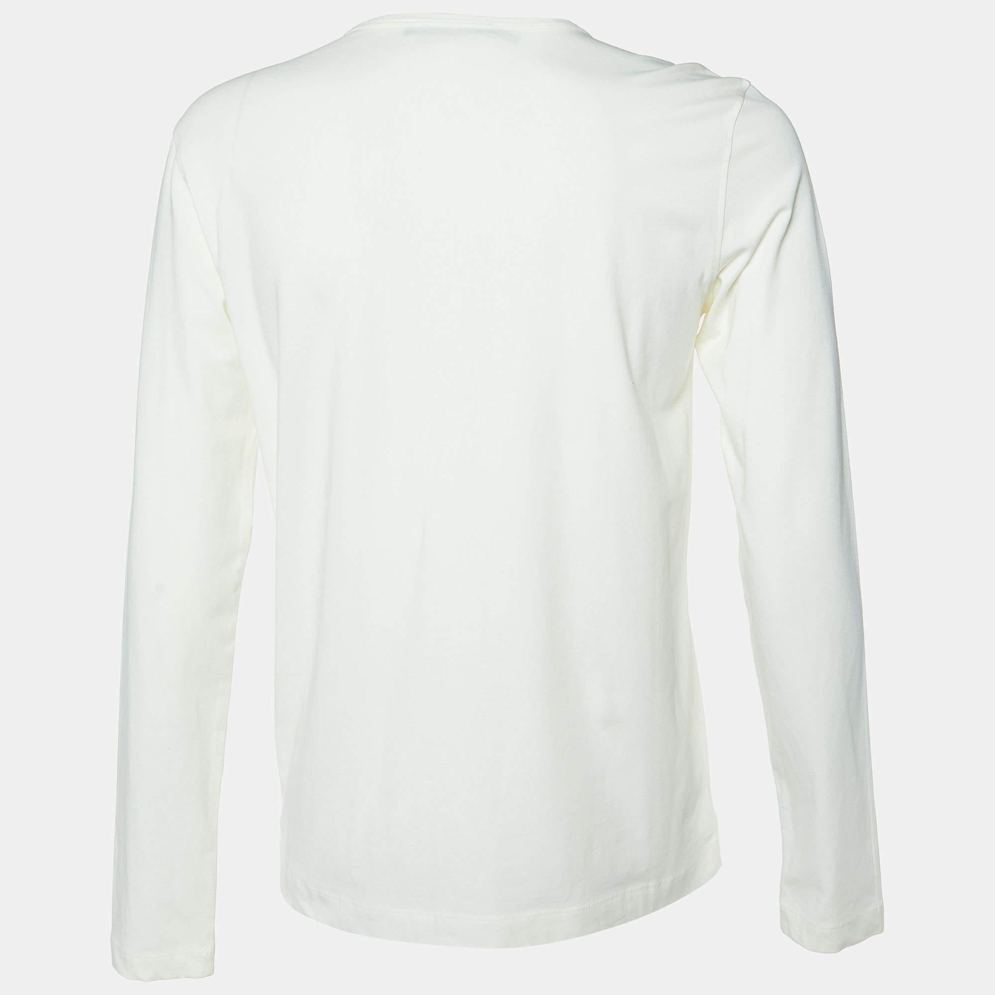 Una perfetta combinazione di comfort, lusso e stile: questa t-shirt firmata è un pezzo imperdibile Realizzata con materiali di qualità, può essere abbinata a pantaloni in denim e sneakers per un look cool.