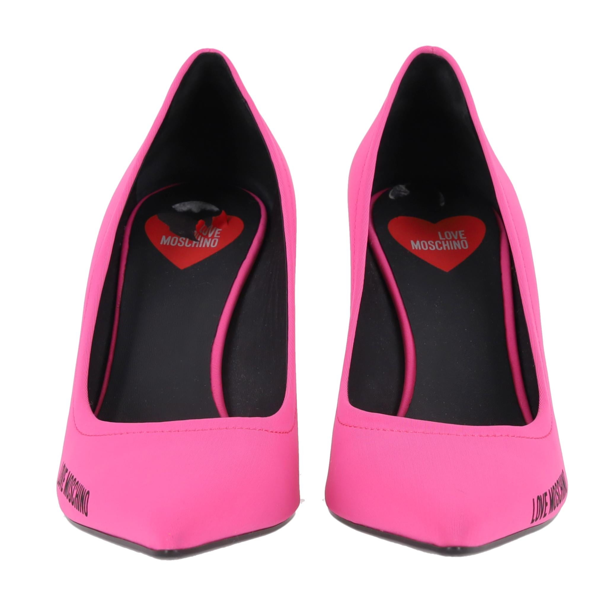 Tacones Love Moschino Logo Lycra

Zapatos de tacón de licra rosa fucsia claro con la inscripción 