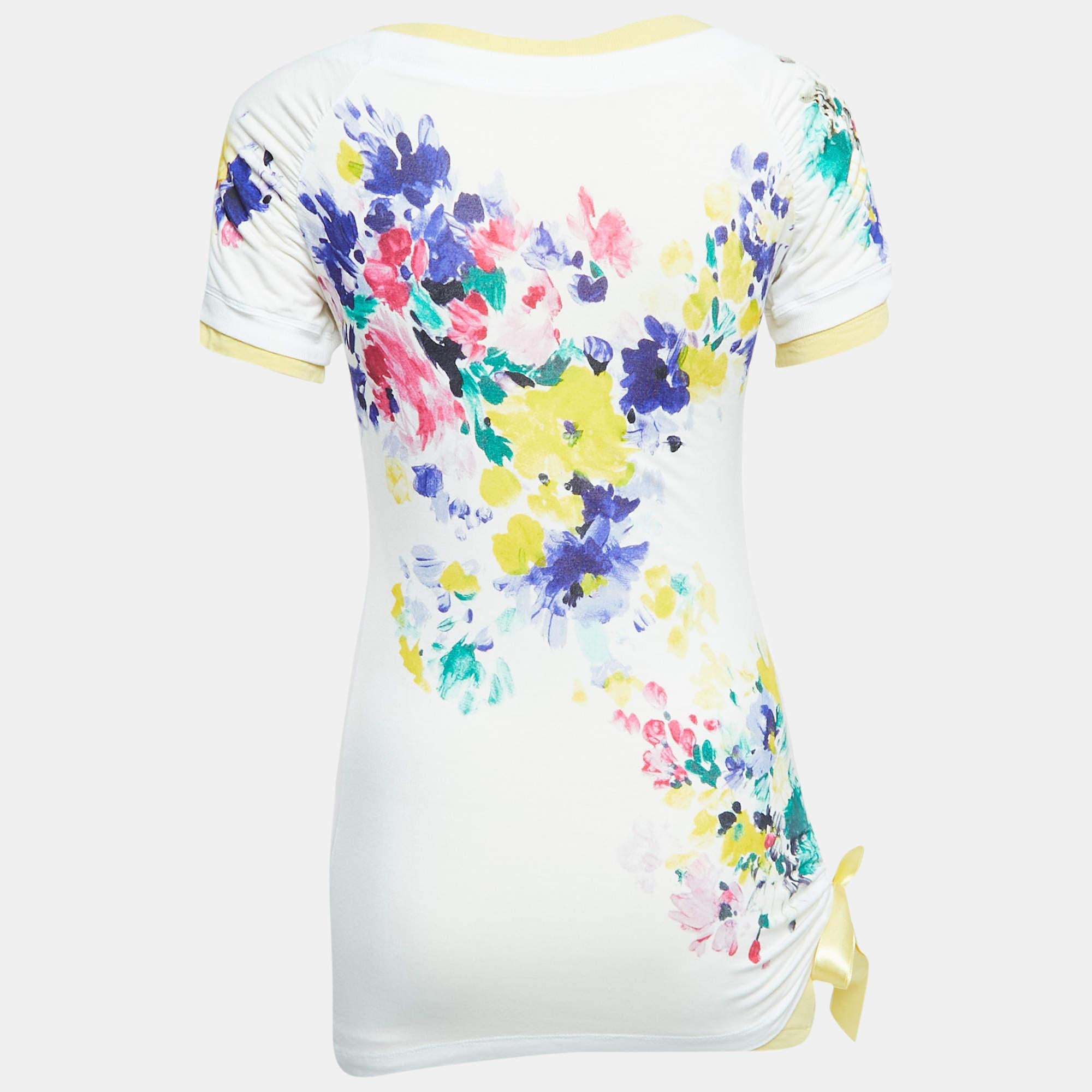 Scegli il comfort per tutto il giorno con questa T-shirt di Love Moschino. Maglia splendidamente lavorata  la T shirt multicolore  Scollo rotondo e maniche corte  garantisce qualità e stile semplice.
