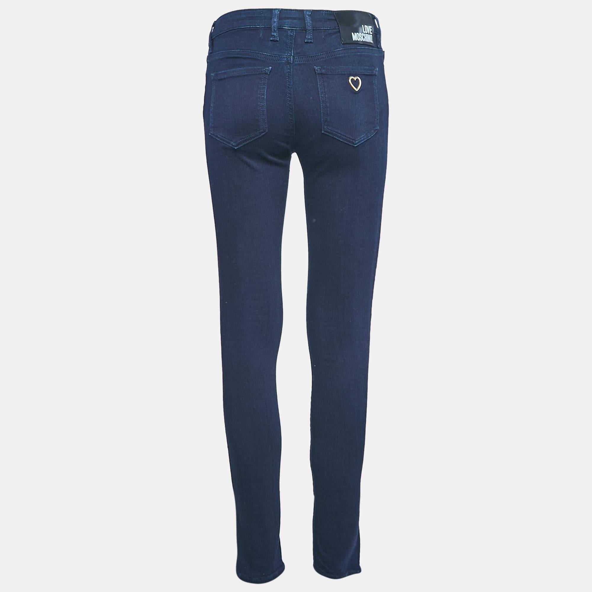 Un jean impeccablement taillé est un élément essentiel d'une garde-robe bien organisée. Ces jeans de créateurs sont finement cousus pour vous donner le look désiré et un confort tout au long de la journée.