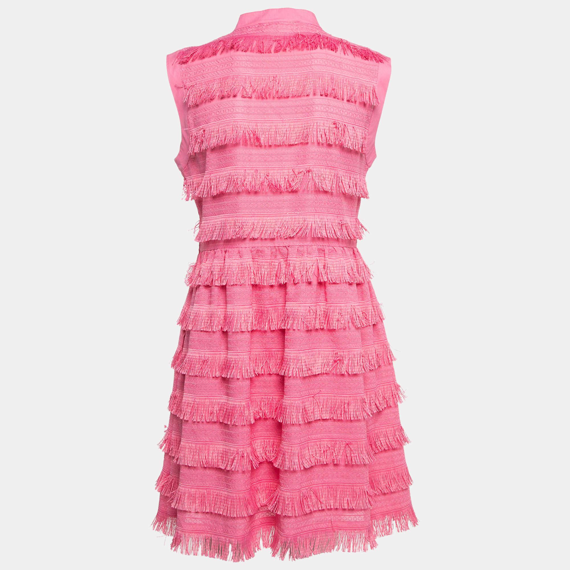 Este vestido rosa de Love Moschino, maravillosamente confeccionado para aportar elegancia, es un buen ejemplo de los sofisticados diseños de la marca. El vestido de mezcla de algodón tiene botones delanteros e hileras de flecos.