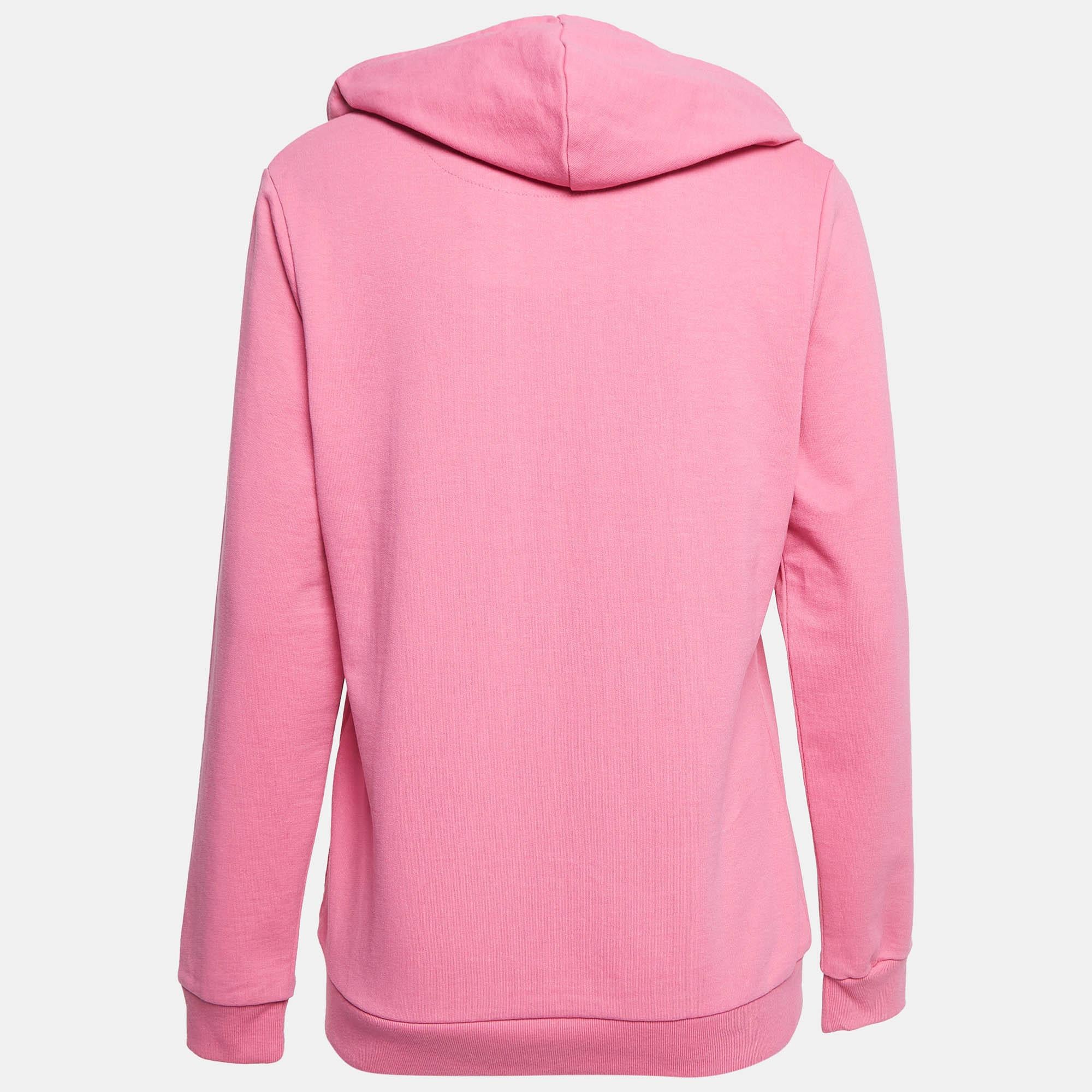 This hoodie is all about sporting a classy and comfy style. It is tailored from soft fabric, which is highlighted with signature accents. 