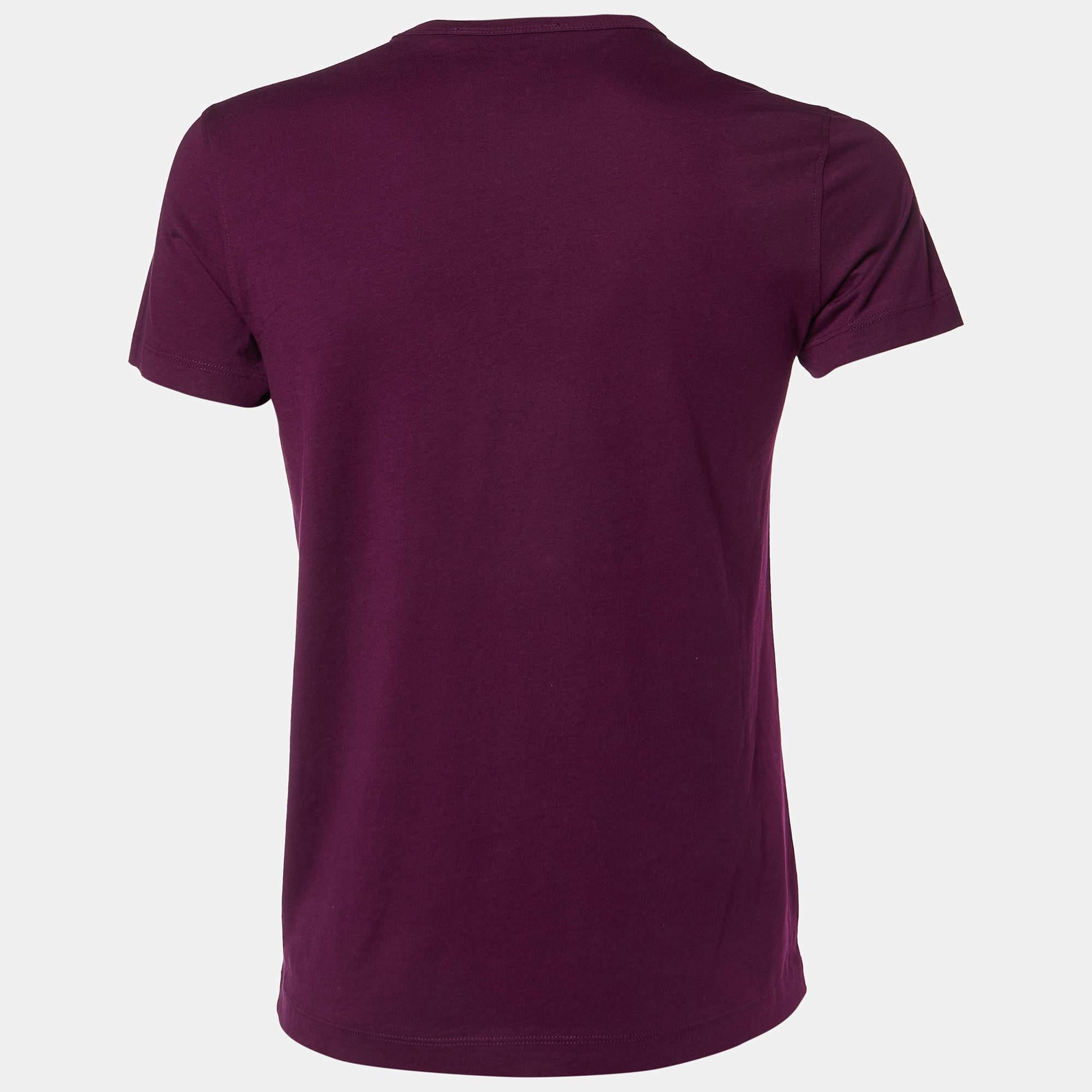 Get the comfort and the right casual style with this designer T shirt. Designed to be reliable and durable the creation has a simple neckline and signature detailing.