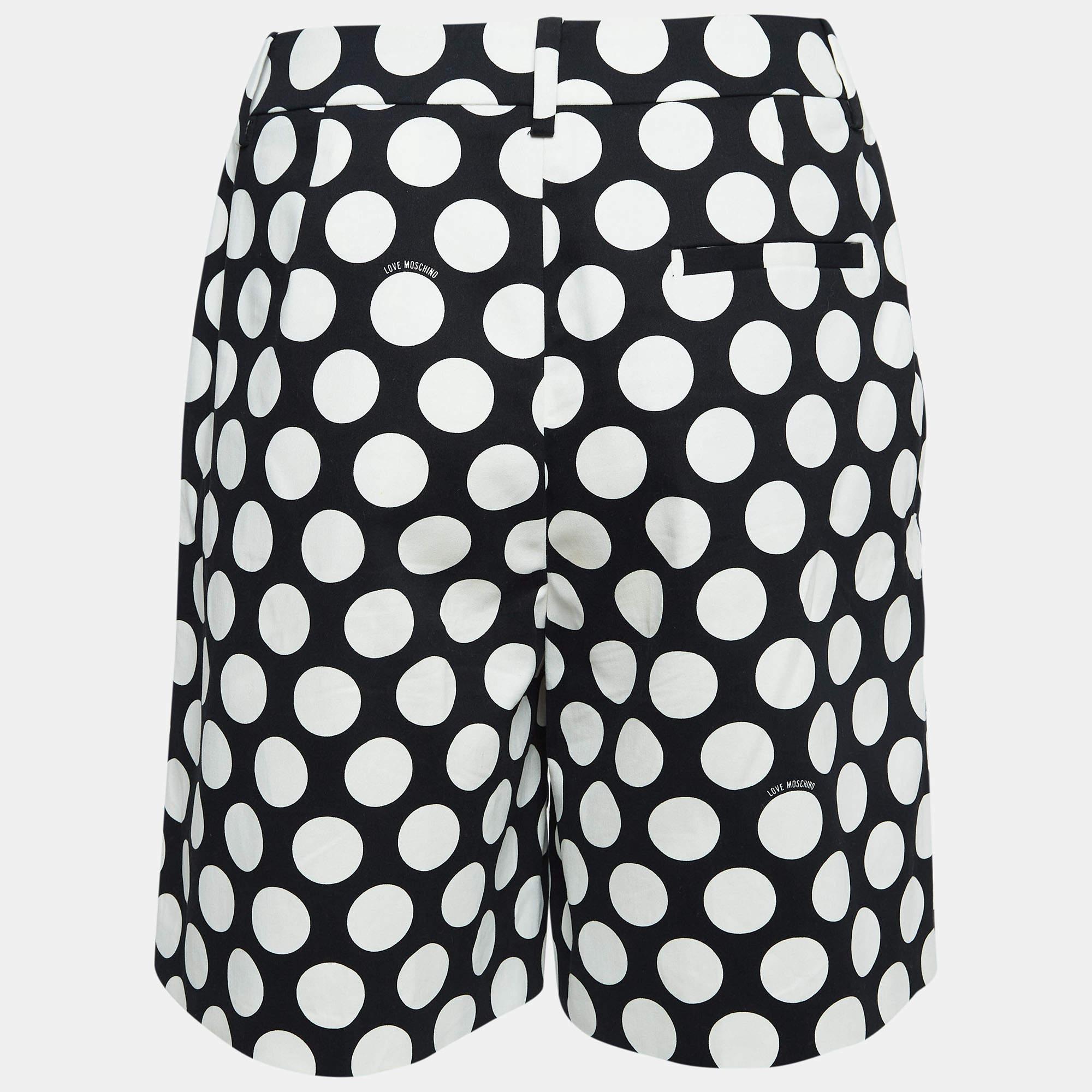 Beachy vacations call for a stylish pair of shorts like this. Stitched using high quality fabric this pair of shorts is styled with classic details and has a superb length. Wear it with T shirts.