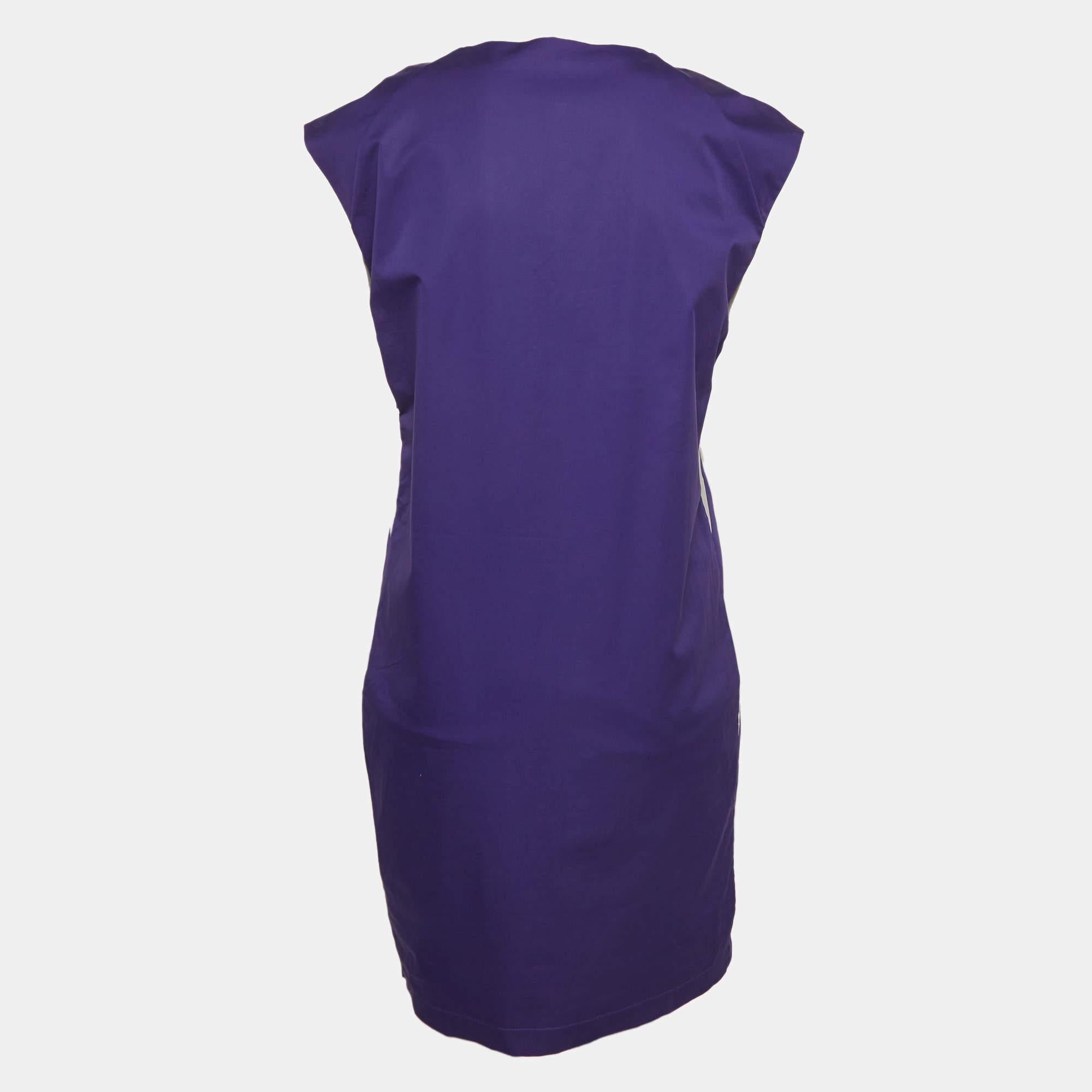 Affichez un look élégant en portant cette magnifique robe de créateur. Taillée dans un tissu fin, cette robe présente une silhouette chic pour une coupe cadrée. Coiffez cette création d'accessoires chics et d'escarpins.