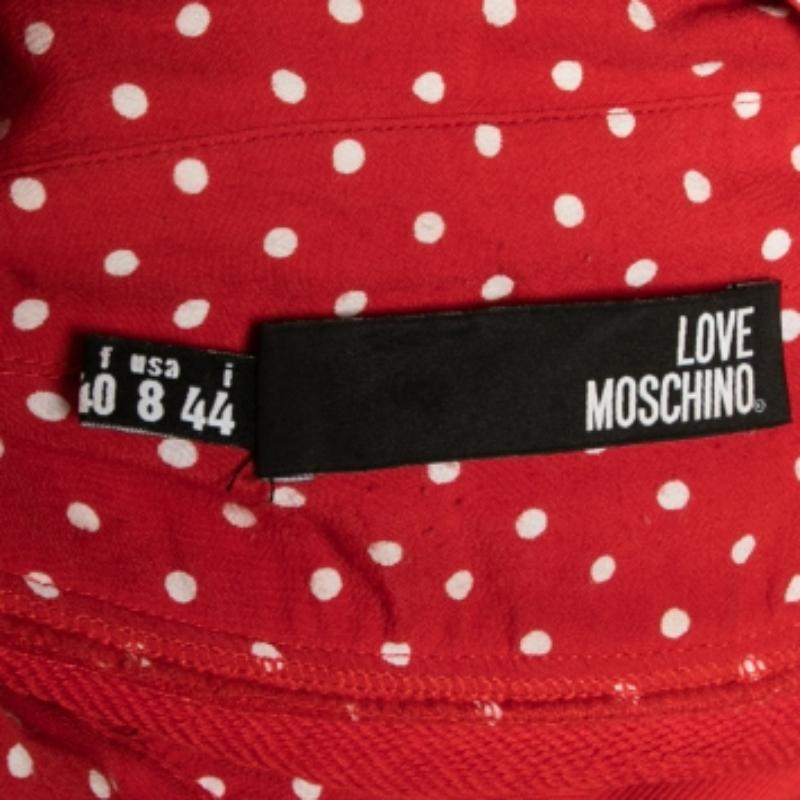 Love Moschino vous propose cette robe super chic et tendance pour votre garde-robe de luxe. Il est confectionné en tissu de coton rouge, rehaussé d'empiècements en crêpe. Il a des manches courtes, un col et des fermetures boutonnées. Portez cette