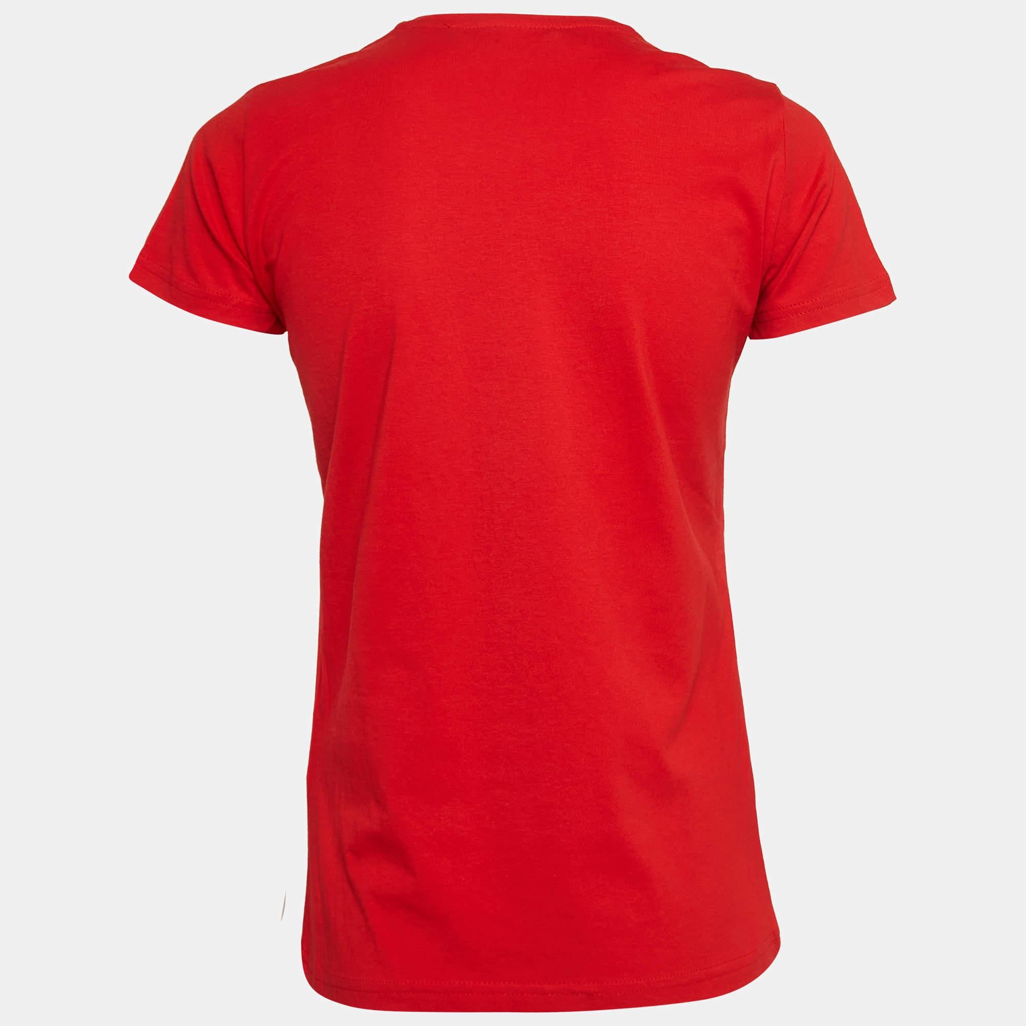 Combinaison parfaite de confort, de luxe et de style, ce t-shirt de créateur est une pièce incontournable ! Confectionnée à partir de matériaux de qualité, cette création s'associera à un pantalon en jean et à des baskets pour un look cool.