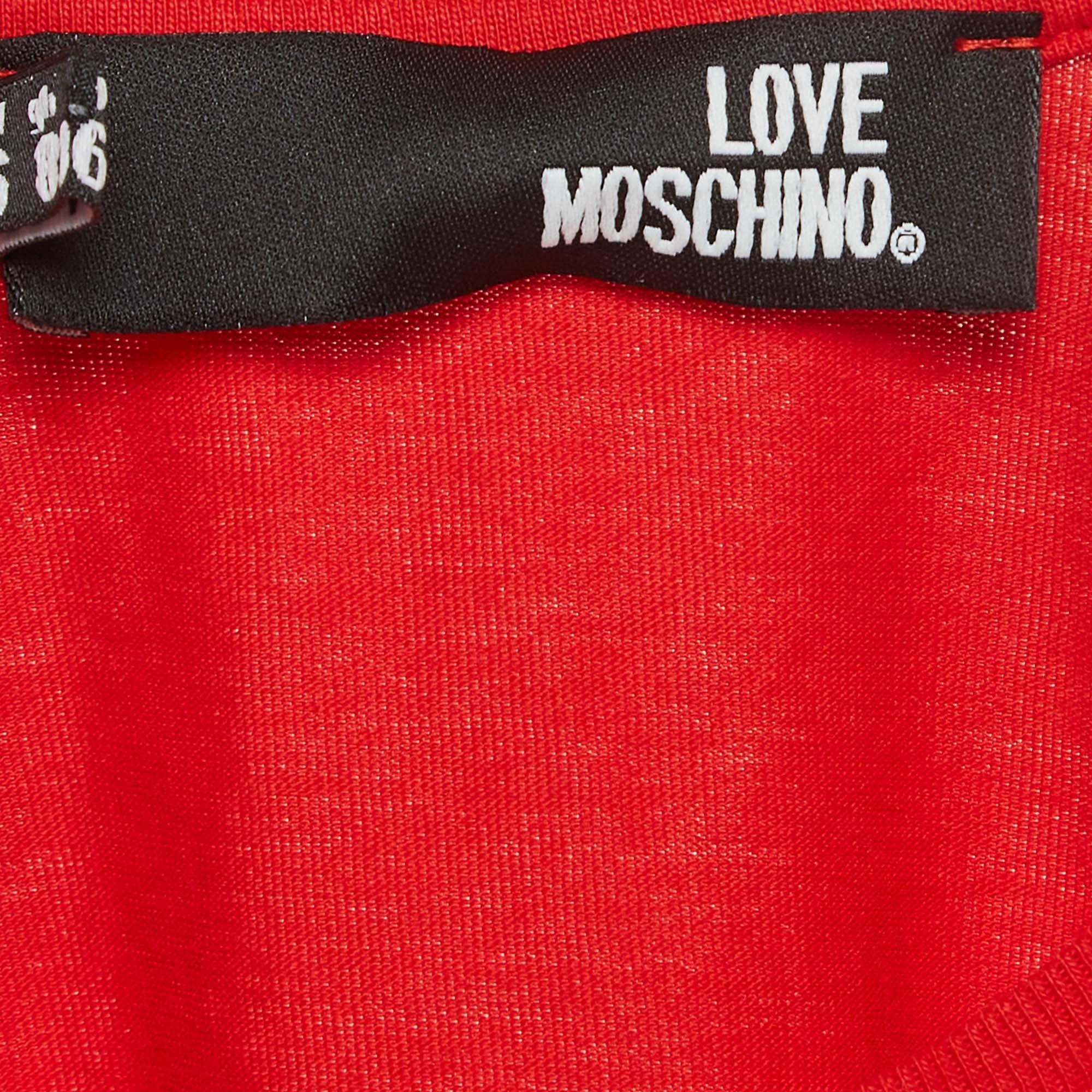 Love Moschino T-shirt col ras du cou en tricot de coton imprimé rouge S Bon état - En vente à Dubai, Al Qouz 2