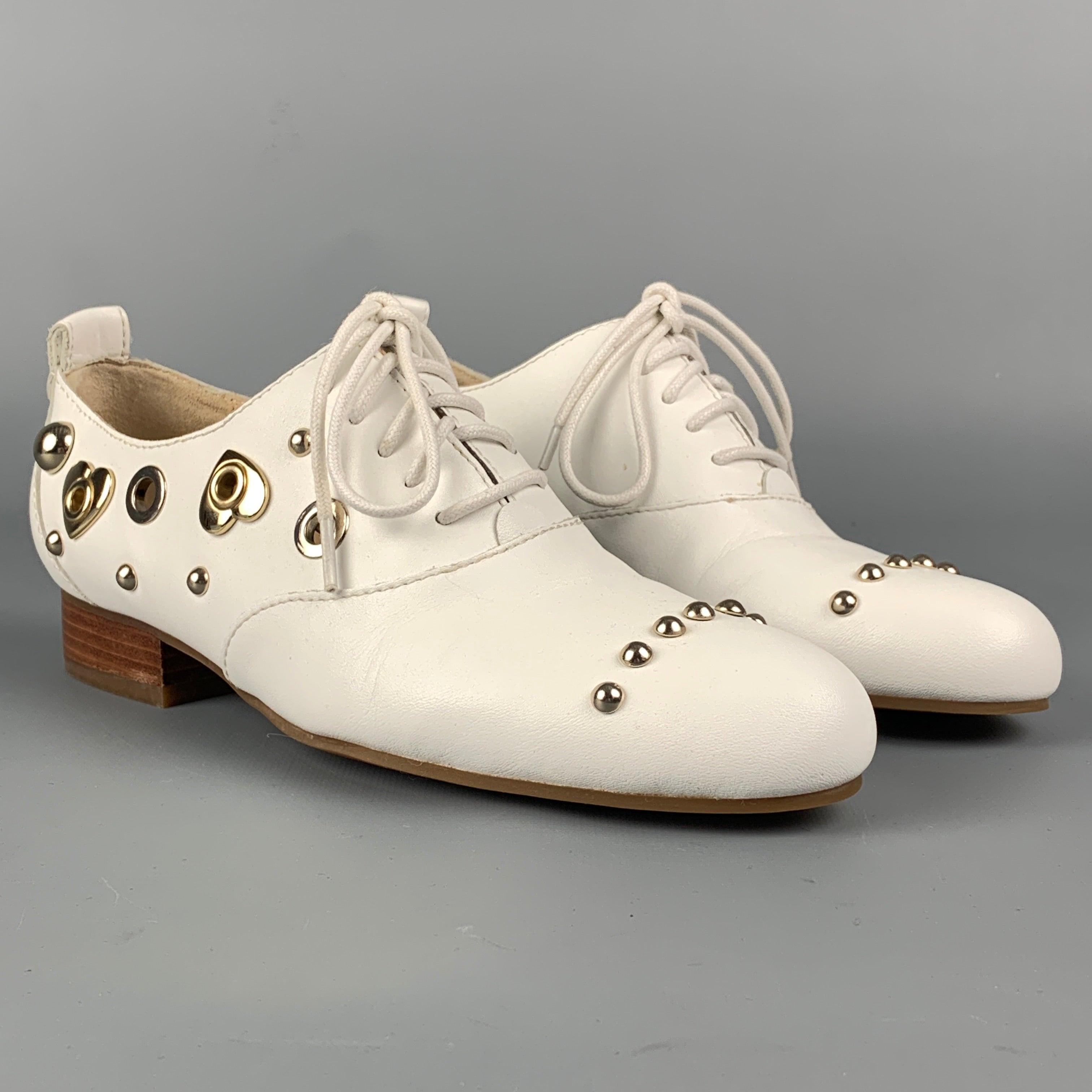 Les chaussures plates LOVE MOSCHINO sont en cuir blanc et présentent des détails cloutés, un talon haut et une fermeture à lacets.
Très bien
Etat d'occasion. 

Marqué :  
35.5Semelle d'usure : 9.5 pouces  x 3 pouces 
  
  
 
Référence :