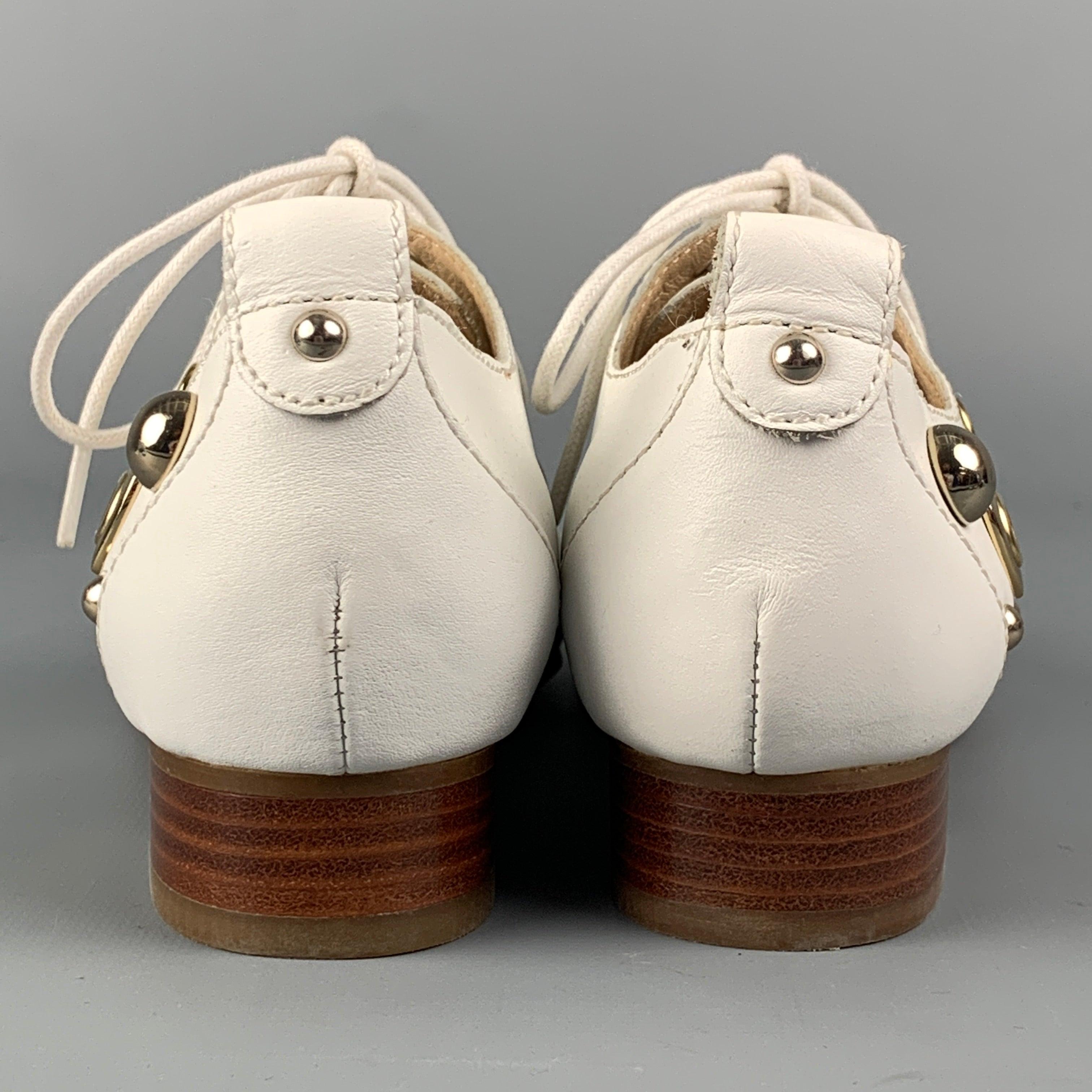 LOVE MOSCHINO - Chaussures plates cloutées en cuir blanc, taille 5,5 en vente 1