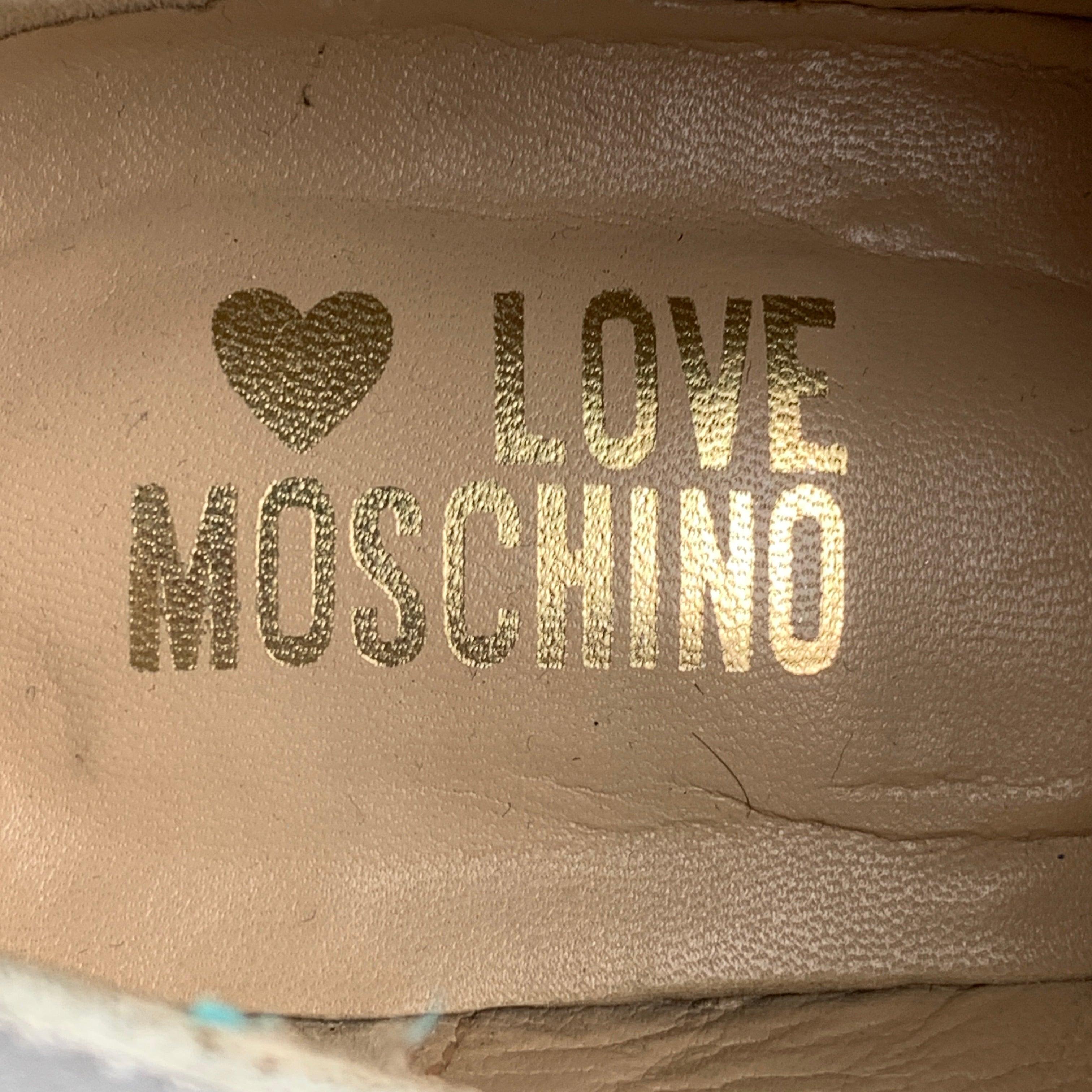 LOVE MOSCHINO - Chaussures plates cloutées en cuir blanc, taille 5,5 en vente 2