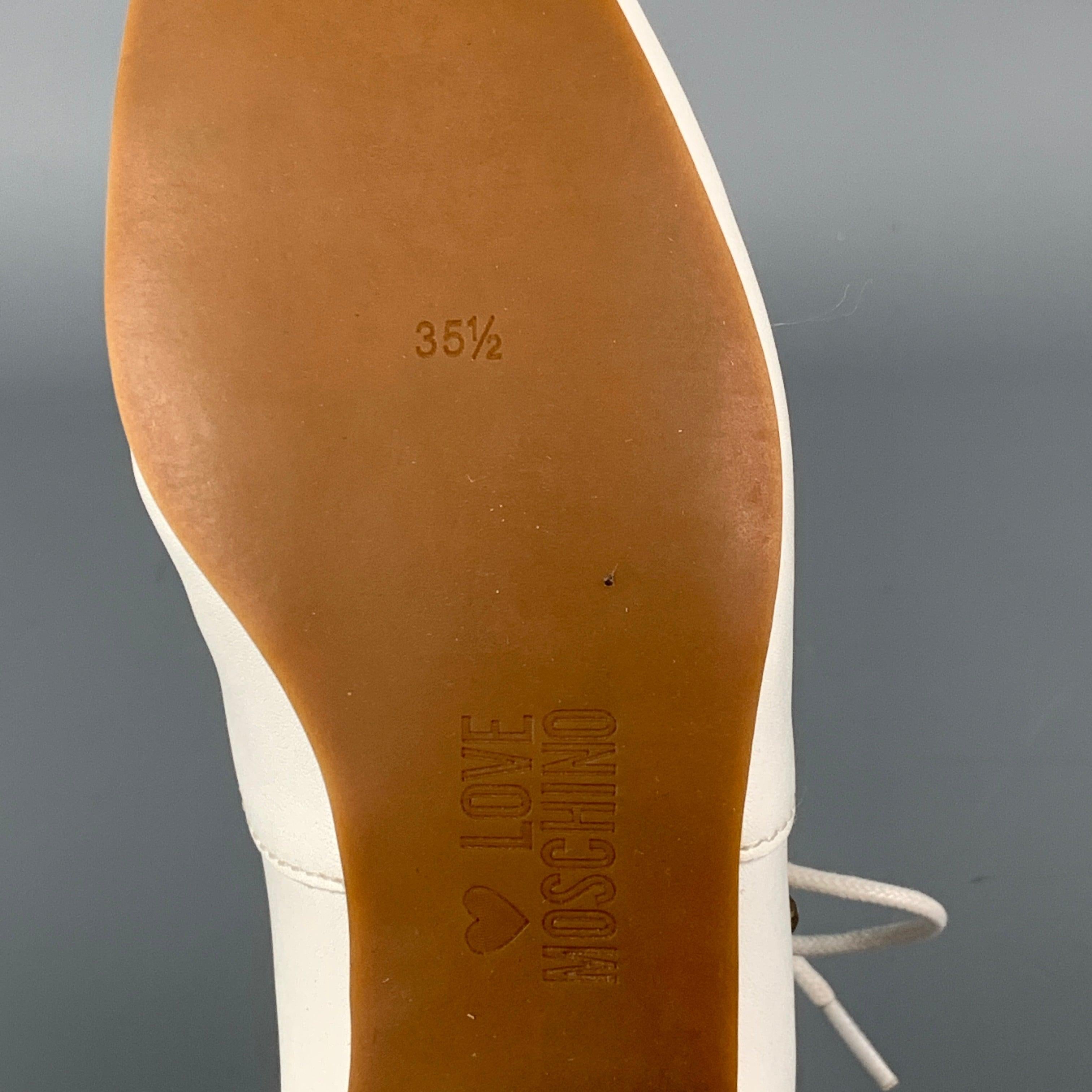 LOVE MOSCHINO - Chaussures plates cloutées en cuir blanc, taille 5,5 en vente 3