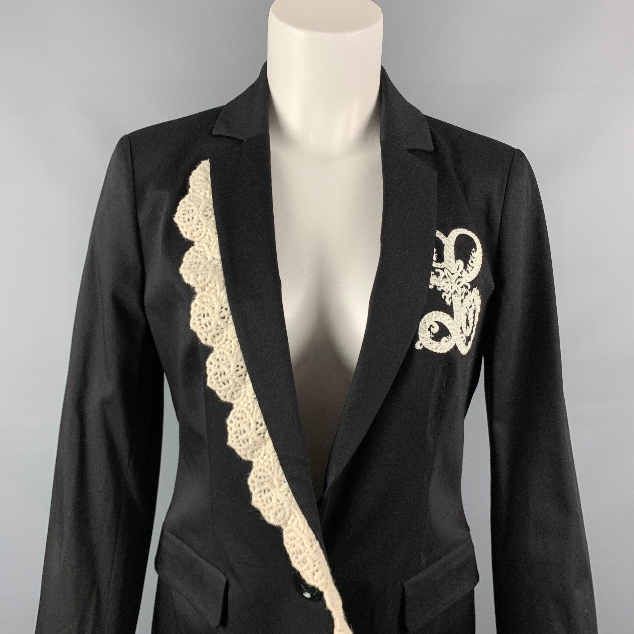 La veste LOVE MOSCHINO est réalisée en acétate/coton noir avec une doublure intégrale présentant des détails en crochet blanc, un revers à cran, des poches à rabat et une fermeture à bouton unique. Fabriqué en Italie. Nouveau avec étiquettes.