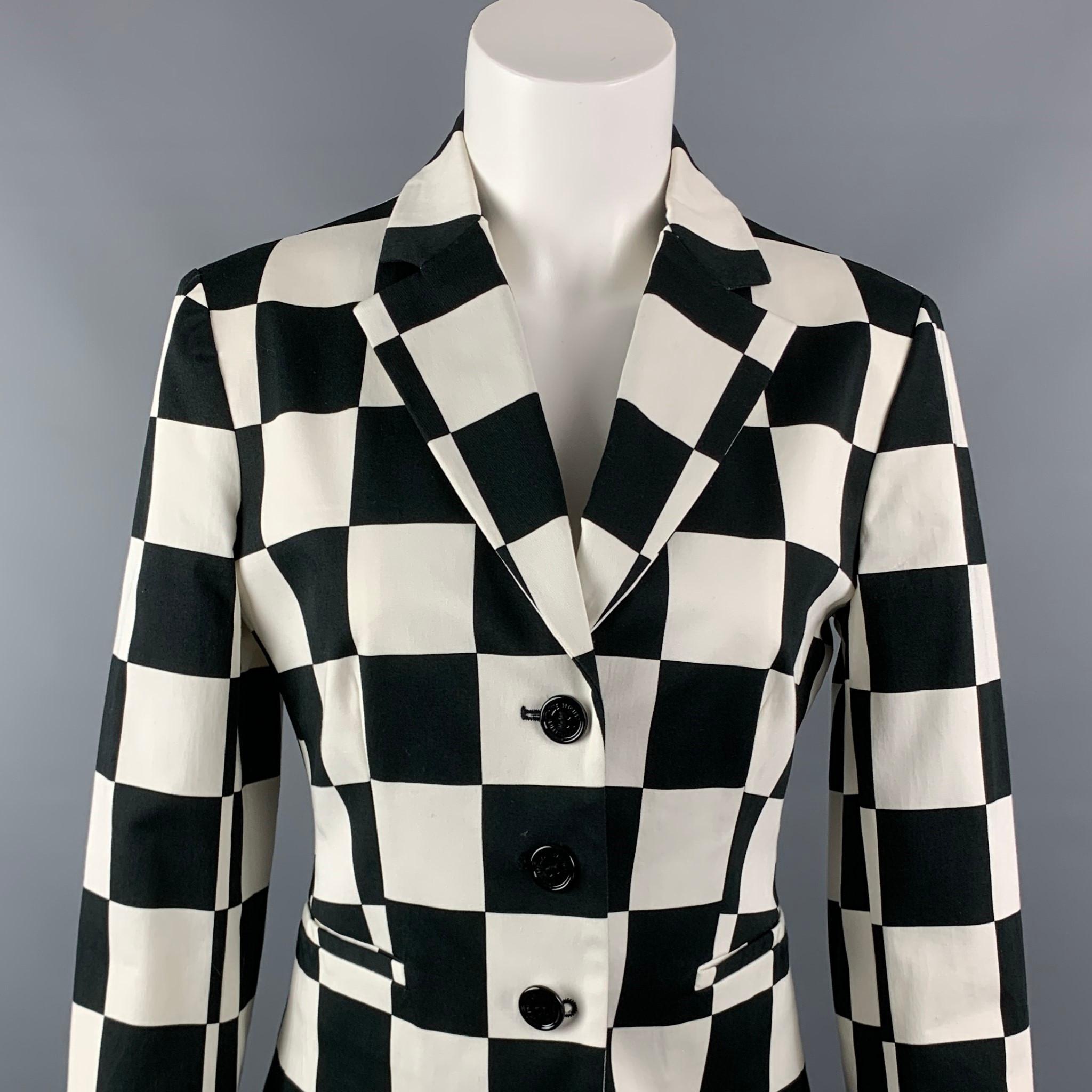 Chaqueta LOVE MOSCHINO de algodón a cuadros blancos y negros con forro completo, solapa de muesca, bolsillos con aberturas y cierre con tres botones.

Muy buen estado de conservación.
Marcado: D 38 / GB 10 / F 38 / USA 6 / I 42

Medidas:

Hombro: 16