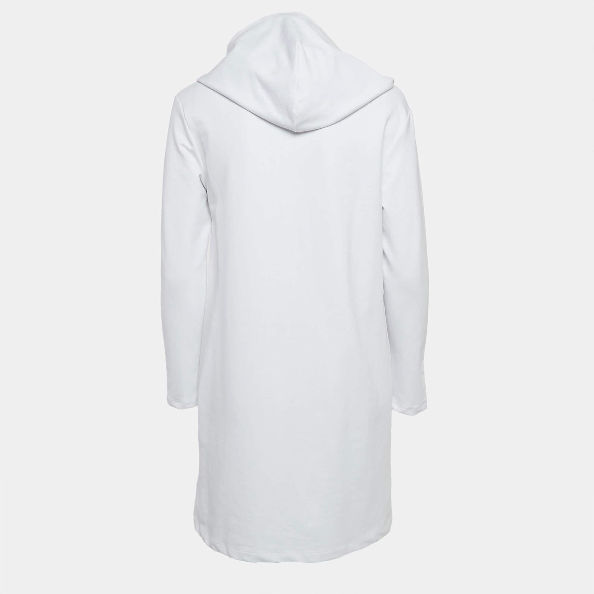 Découvrez les joies d'une confection experte avec cette robe de créateur pour femme. Méticuleusement confectionné, il offre une coupe impeccable et des détails luxueux garantissant un confort inégalé. Cette magnifique création rehaussera votre style